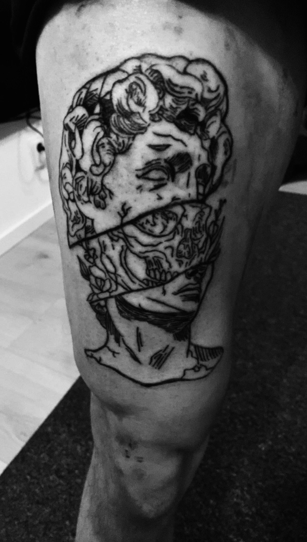  ( 120,- ) Rating Klant : ⭐⭐⭐⭐⭐
- Moderne blackwork tattoo
- Custom design, afgestemd op de klant