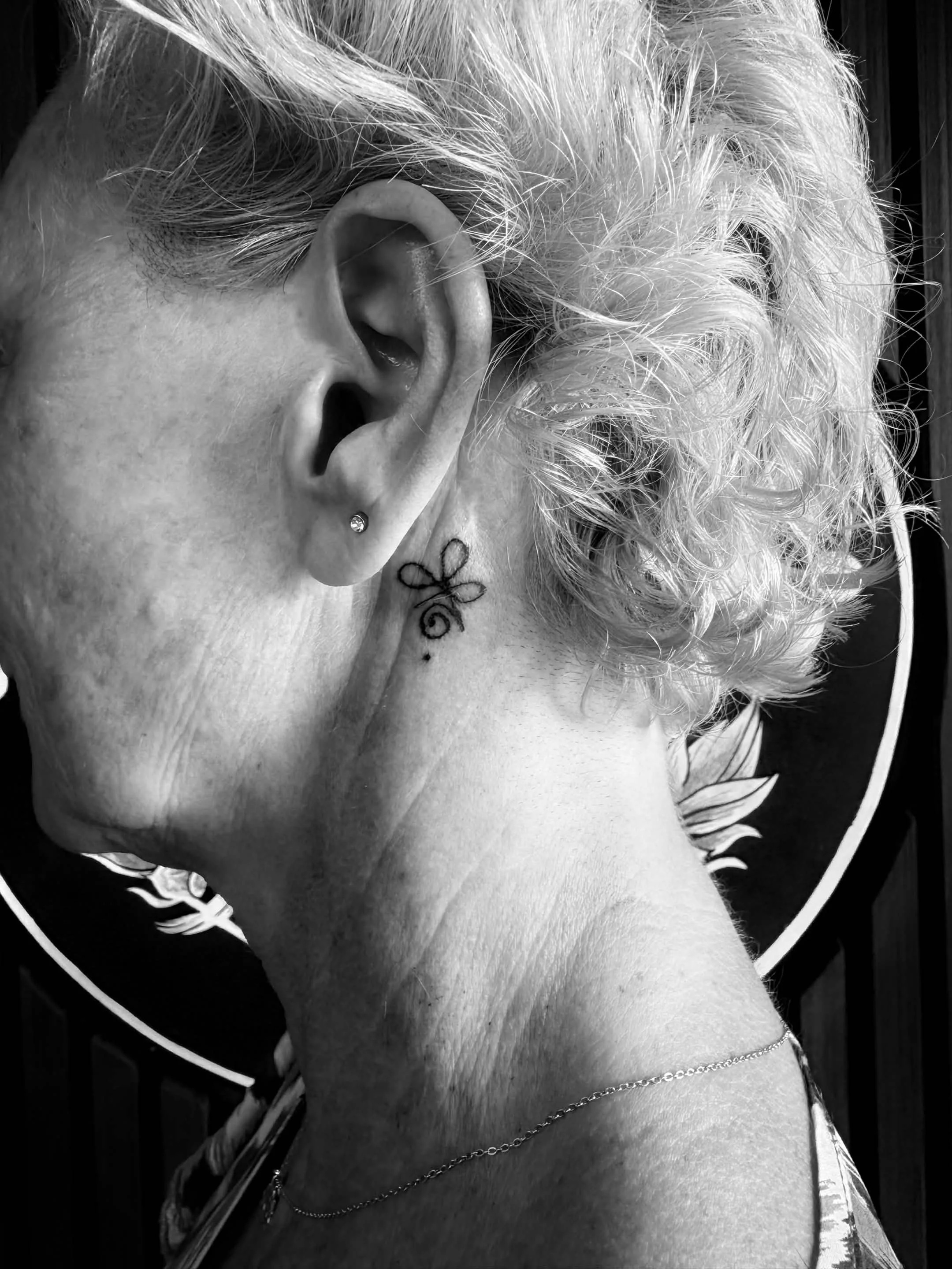   - ( 50,- Actie ) Rating Klant: ⭐⭐⭐⭐⭐ Minimalistische fine line micro tattoo