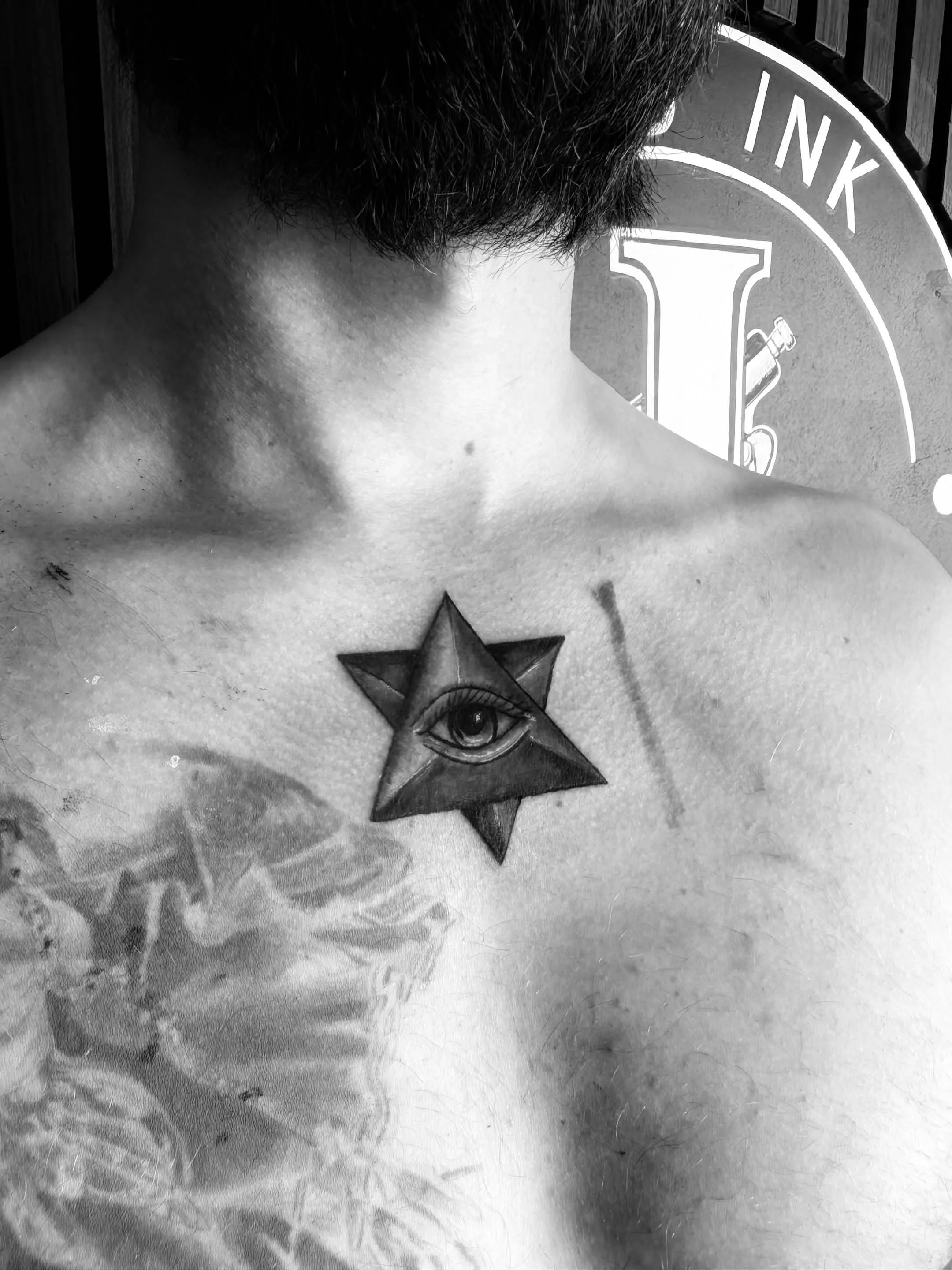 Roald Dech "Zeer aardige jongeman💪🏻
En doet heel netjes ze werk legt ook stap voor stap uit wat de volgende dingen zijn die hij gaat doen.
Wat erg handig is al je de tattoo plek niet kan zien.
Ik ben zeer tevreden over het resultaat en ga daarom ze