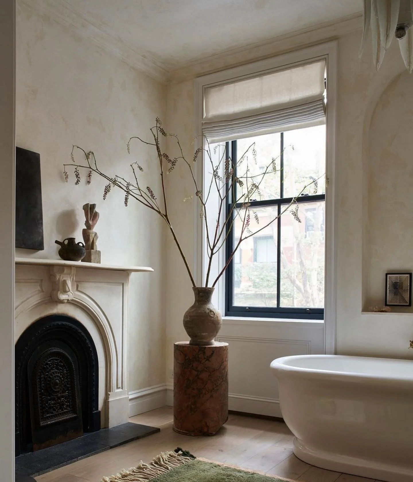 This space has inspired me to r-e-l-a-x.  Athena Calderone @eyeswoon surely knows how to enjoy herself.

#beautifulhomes 
#bathingbeauty 
#athenacalderone 
#loveyourspace 
#relax