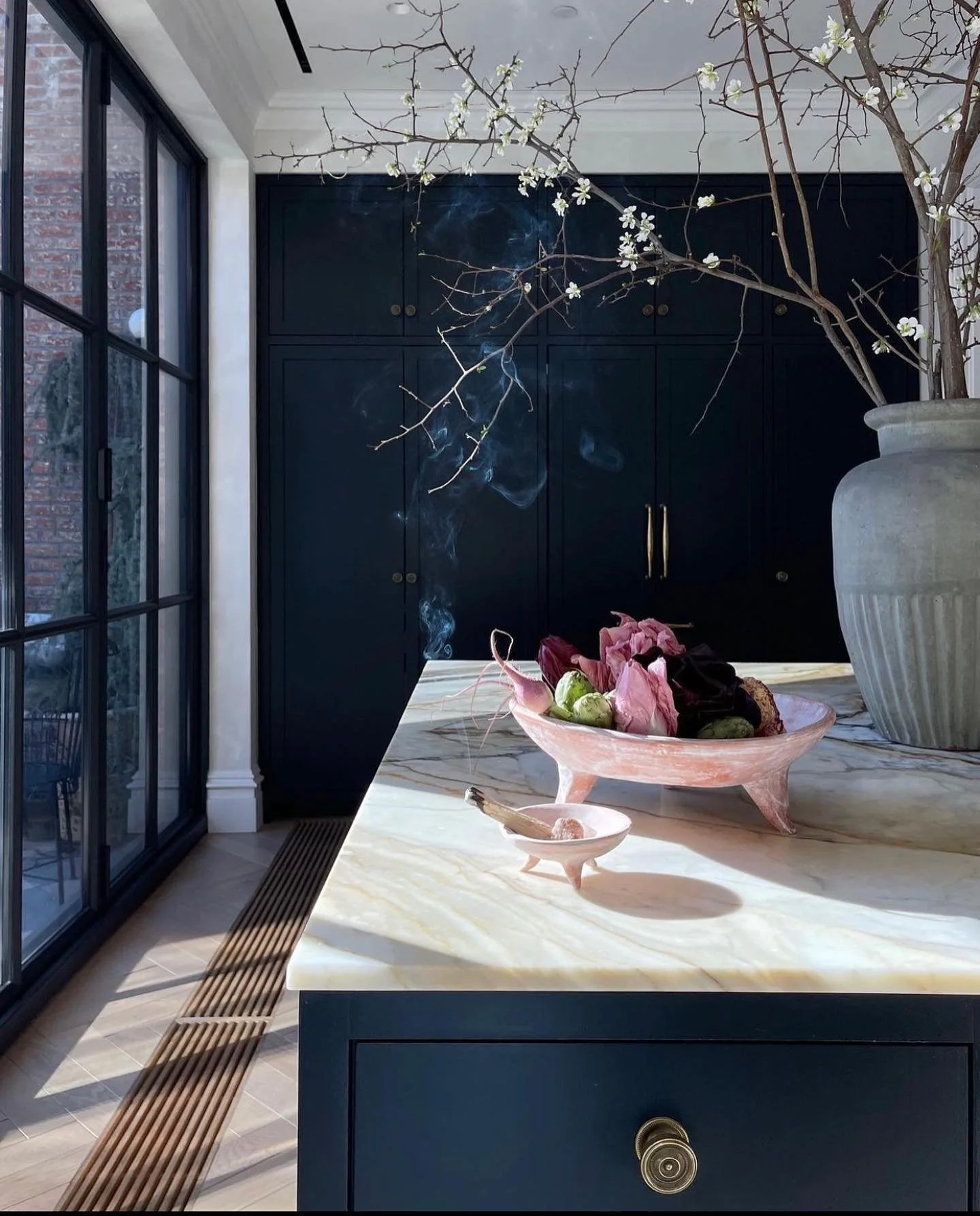 OBSESSED with this color combination.  Athena Calderon @eyeswoon is so talented.
I need that pink footed bowl in my life.❤️

#athenacalderone 
#kitchendesign 
#footedbowl 
#springdecor