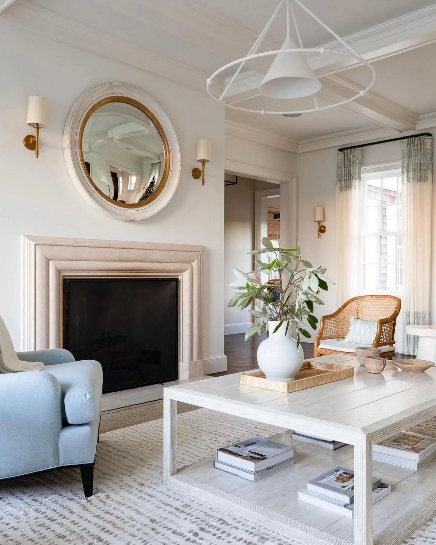 What a beautiful room designed by @marieflaniganinteriors.  Timeless, elegant and tones that evoke happiness.  A winning combination for any room.🙌

#timelessdesign 
#beautifulliving 
#traditionalhome 
#hamptonstyle 
#classicinteriors 
#designonmymi