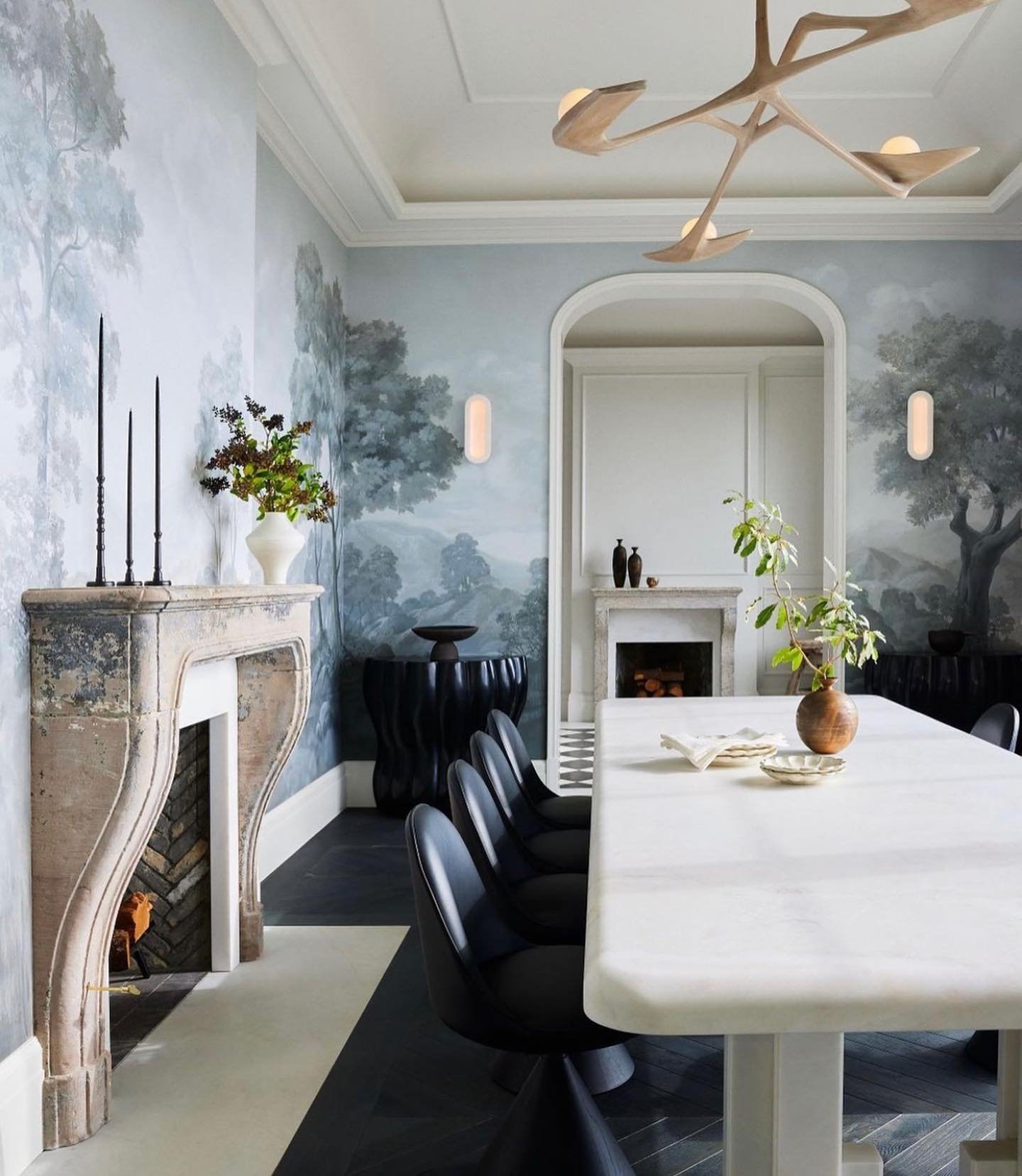 I&rsquo;m in aww of this room. Every detail is absolutely breathtaking. 🙌

@brigetteromanek 

.
.
.
#diningroomdecor 
#diningroomdesign 
#diningroominspo
#diningroom