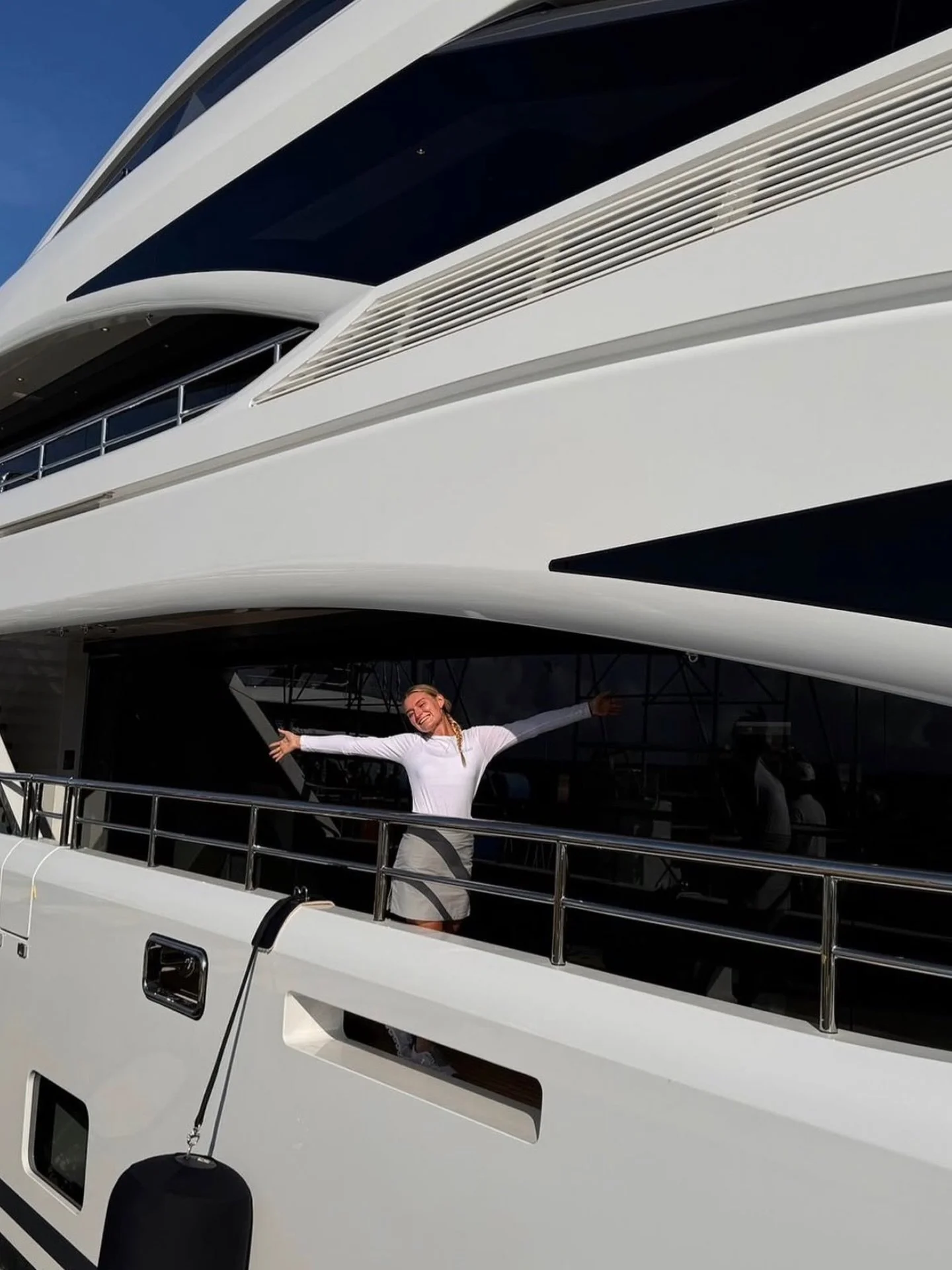 That moment when the interior steps outside after what felt like the longest charter ever&hellip; and suddenly remembering what fresh air and sunlight feels like 😆 #iykyk 

📸 @tillyonthetide 

#yachtcrew #yachting #yachtstew #superyachtcrew