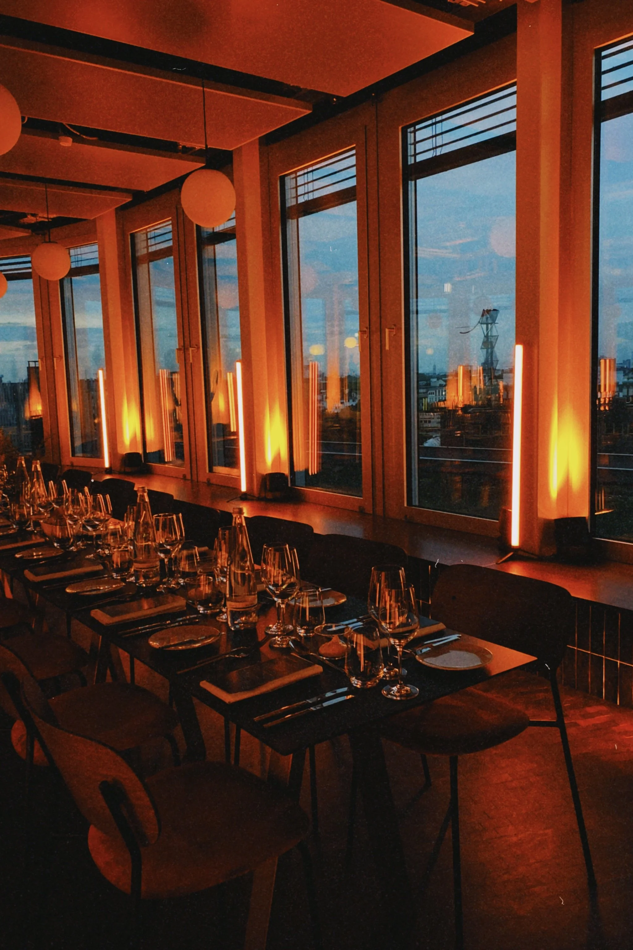 Urbane Highlights: Ob Rooftop-Bar oder Design-Location – wir finden den perfekten Ort für dein Event in Berlin. Mit stimmungsvoller Beleuchtung und urbanem Flair schaffen wir Momente, die in Erinnerung bleiben.