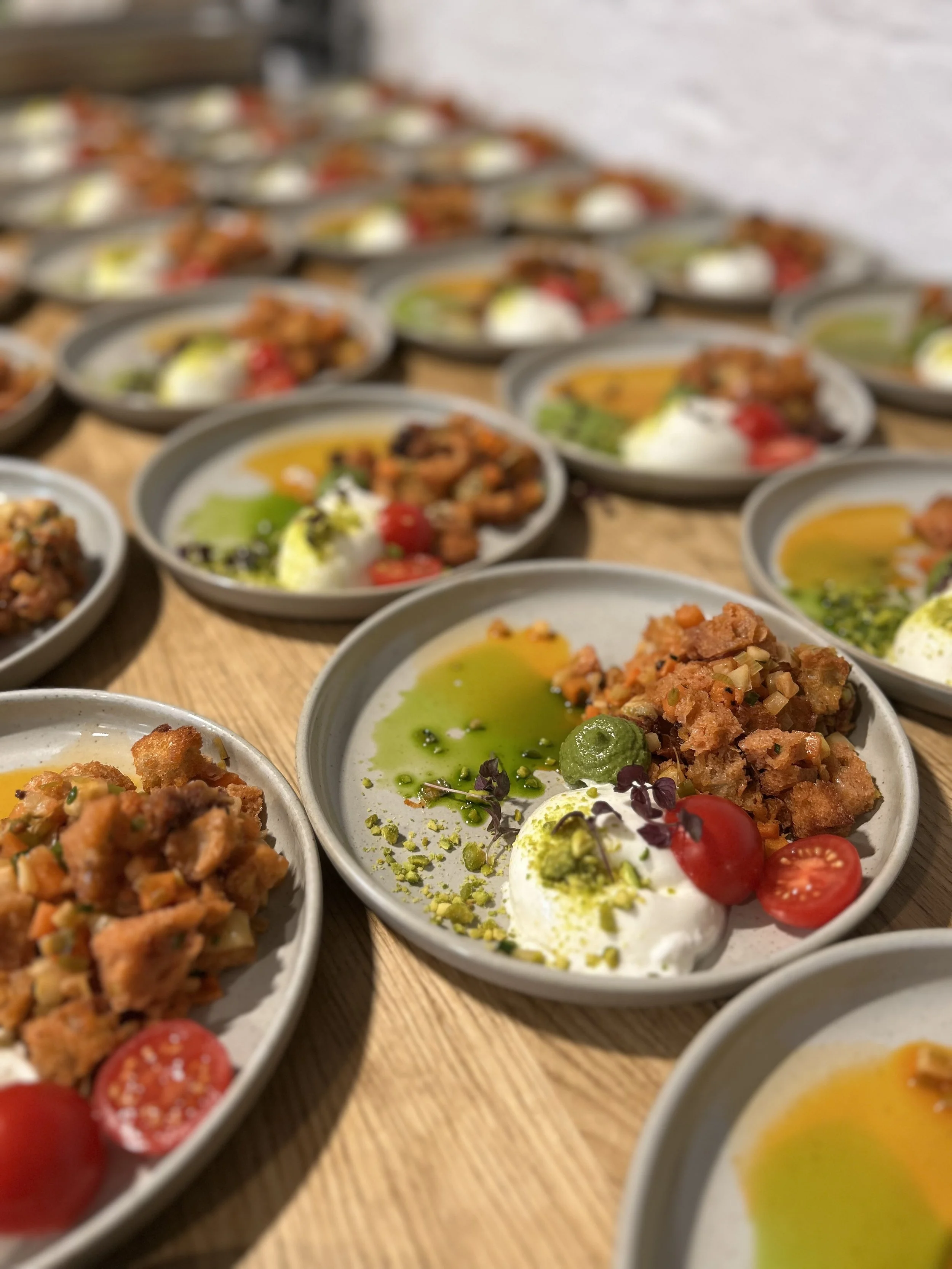 Kulinarik mit Flow: Wir setzen auf frische, moderne Catering-Konzepte, die so gut schmecken, wie sie aussehen. Von gesunden Mezze-Variationen bis zu kreativen Dinner-Arrangements – unser Food-Design passt sich deinem Event-Konzept perfekt an.