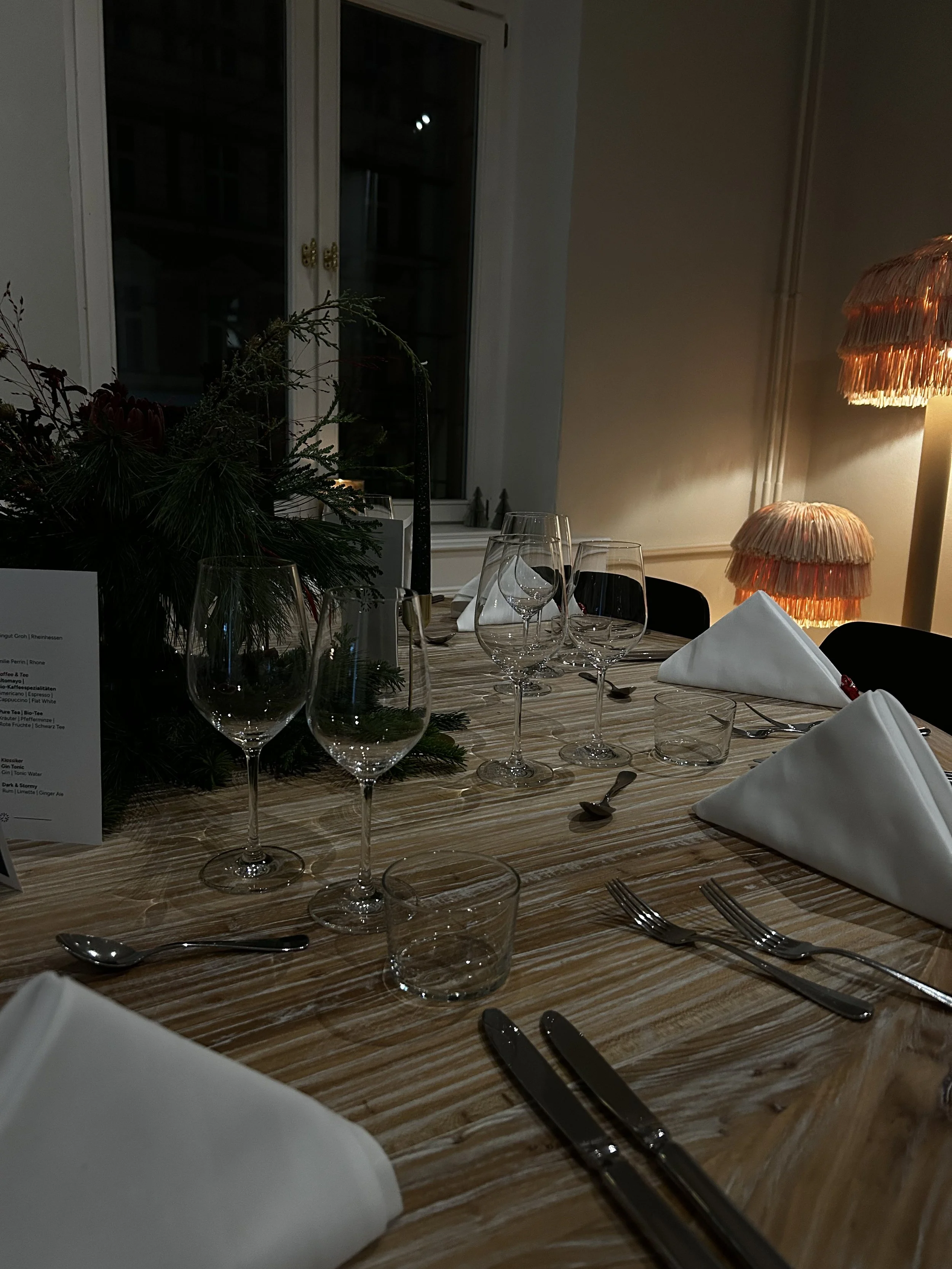 Stilvolle Inszenierung: Ein festliches Setting lebt von den Details. Wir kuratieren Interior- und Table-Design, das Atmosphäre schafft – für exklusive Dinner-Events und Corporate Anlässe mit dem gewissen Etwas.