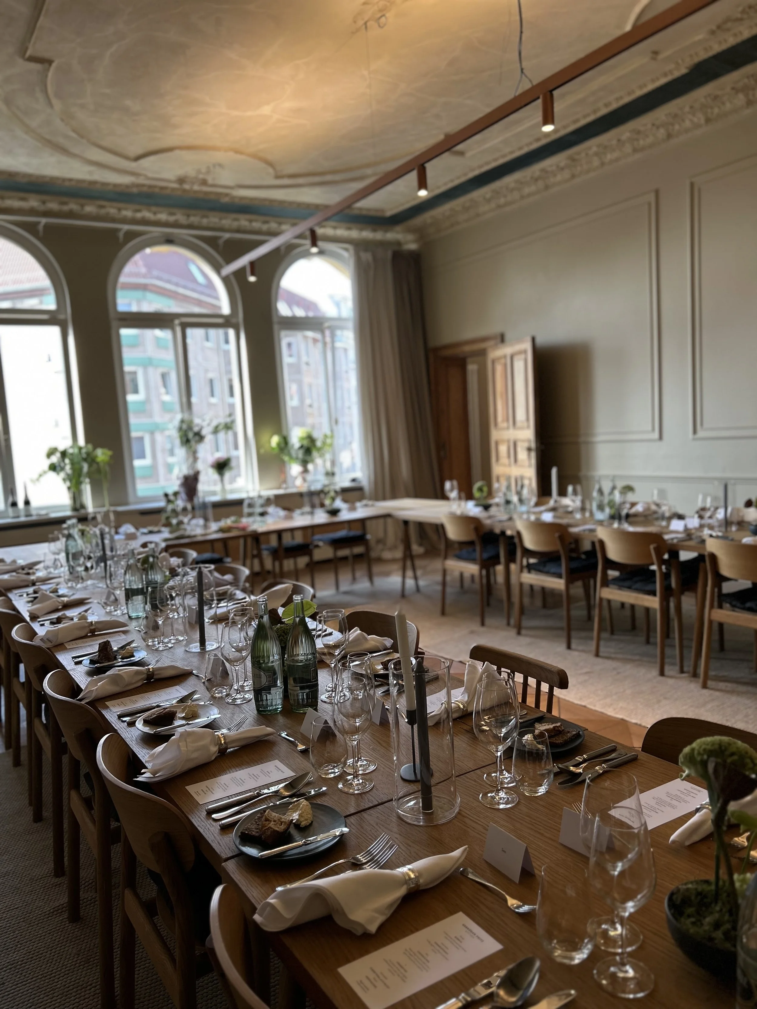 Modern Wedding Design: Fine Dining trifft auf zeitlose Ästhetik. Für dieses Hochzeits-Dinner haben wir ein modernes Table Styling kreiert, das durch klare Linien, florale Highlights und natürliches Tageslicht besticht. Für Eure Hochzeit in Berlin