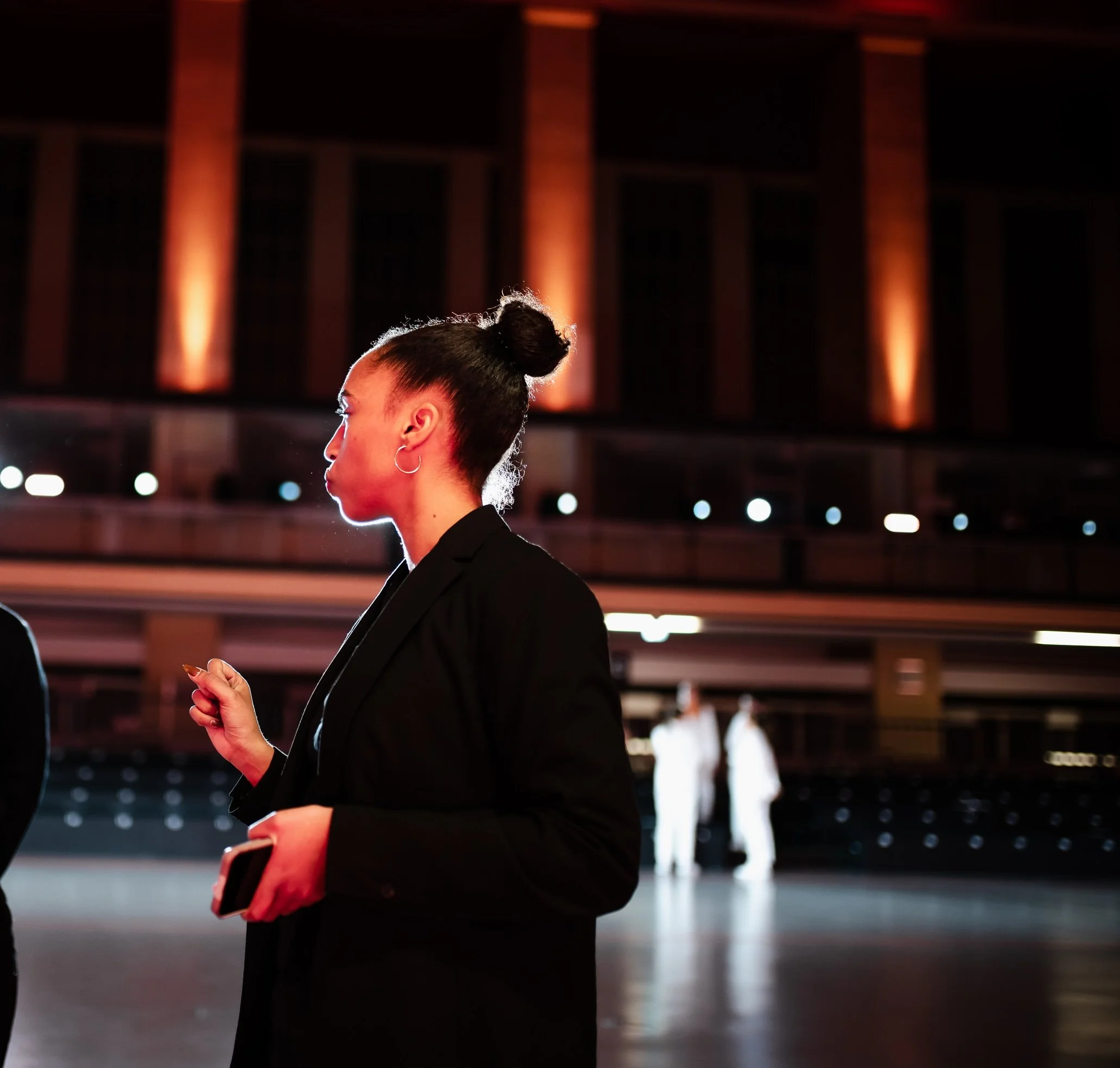 Hinter den Kulissen: Perfektion bis ins kleinste Detail. Gründerin Marlen Abubakari sorgt mit dem Steady Flow Studio für einen reibungslosen Ablauf – vom ersten Briefing des Serviceteams bis zum finalen Moment deines Corporate Dinners.
