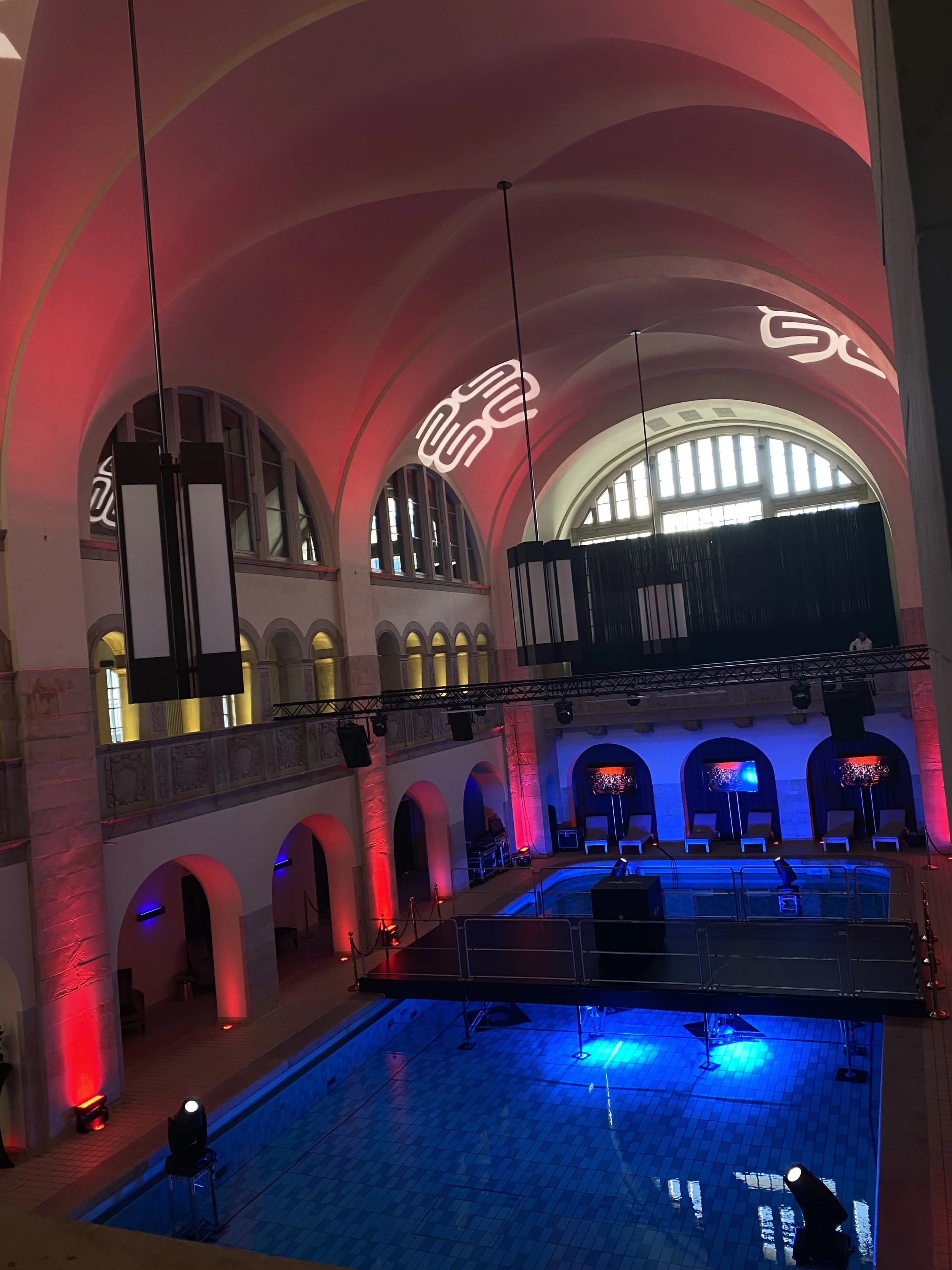 Einzigartige Konzepte: Wir verwandeln außergewöhnliche Locations in unvergessliche Erlebniswelten. Durch Lichtinszenierung und maßgeschneiderte Produktion setzen wir deine Marke bei Brand Events und Gala-Abenden perfekt in Szene.