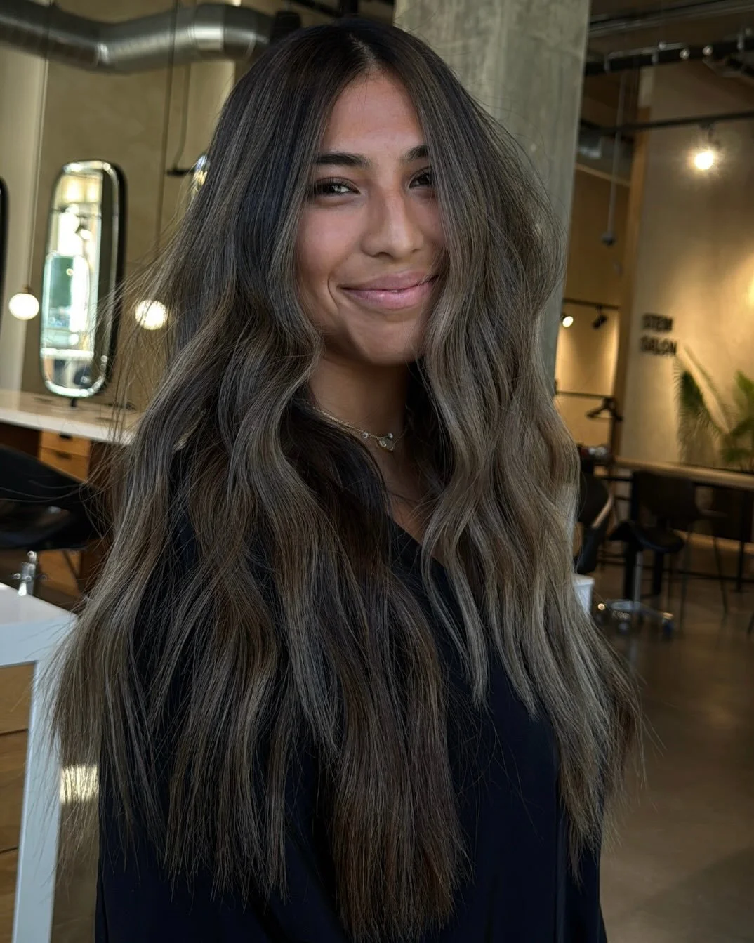 Cool brunnette club 😎

@hannahhxhair worked her magic and transformed this beauty into the most stunning dimensional brunette

Doesnt she look amazing ?? 

Book your next appointment with hannah at stemsalon.com

Walnut creek 📞 - 925.933.7836
Danvi