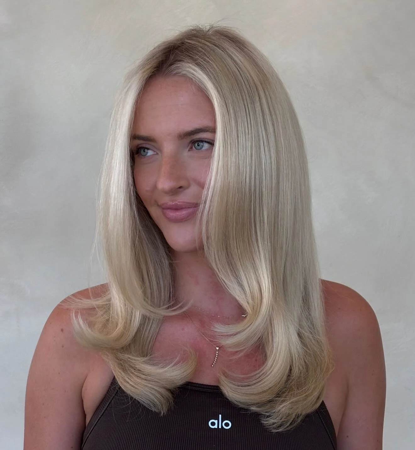 Ready for your bombshell summer? &hellip;✨🌞

@theboujeebrunette_ made this client into the most GORGEOUS blonde !!

Look at that shine 🤩

Want to go blonder &amp; bolder? &mdash; book now at stemsalon.com

Walnut creek 📞 - 925.933.7836
Danville 📞