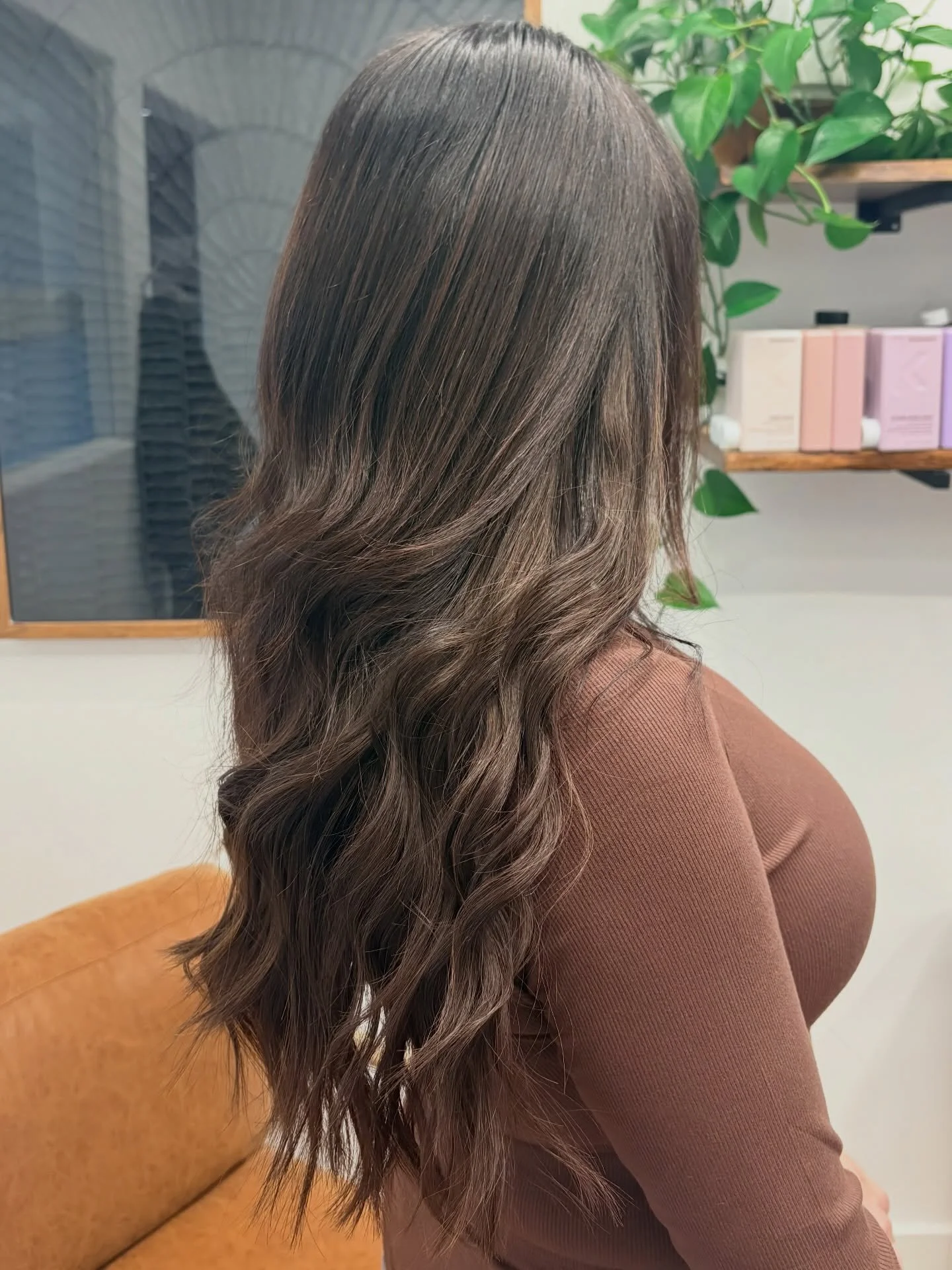 We added 20&rdquo; tape-in extensions for soft volume, beautiful movement, and the most natural blend. Lightweight, comfortable, and giving all the long-hair energy.