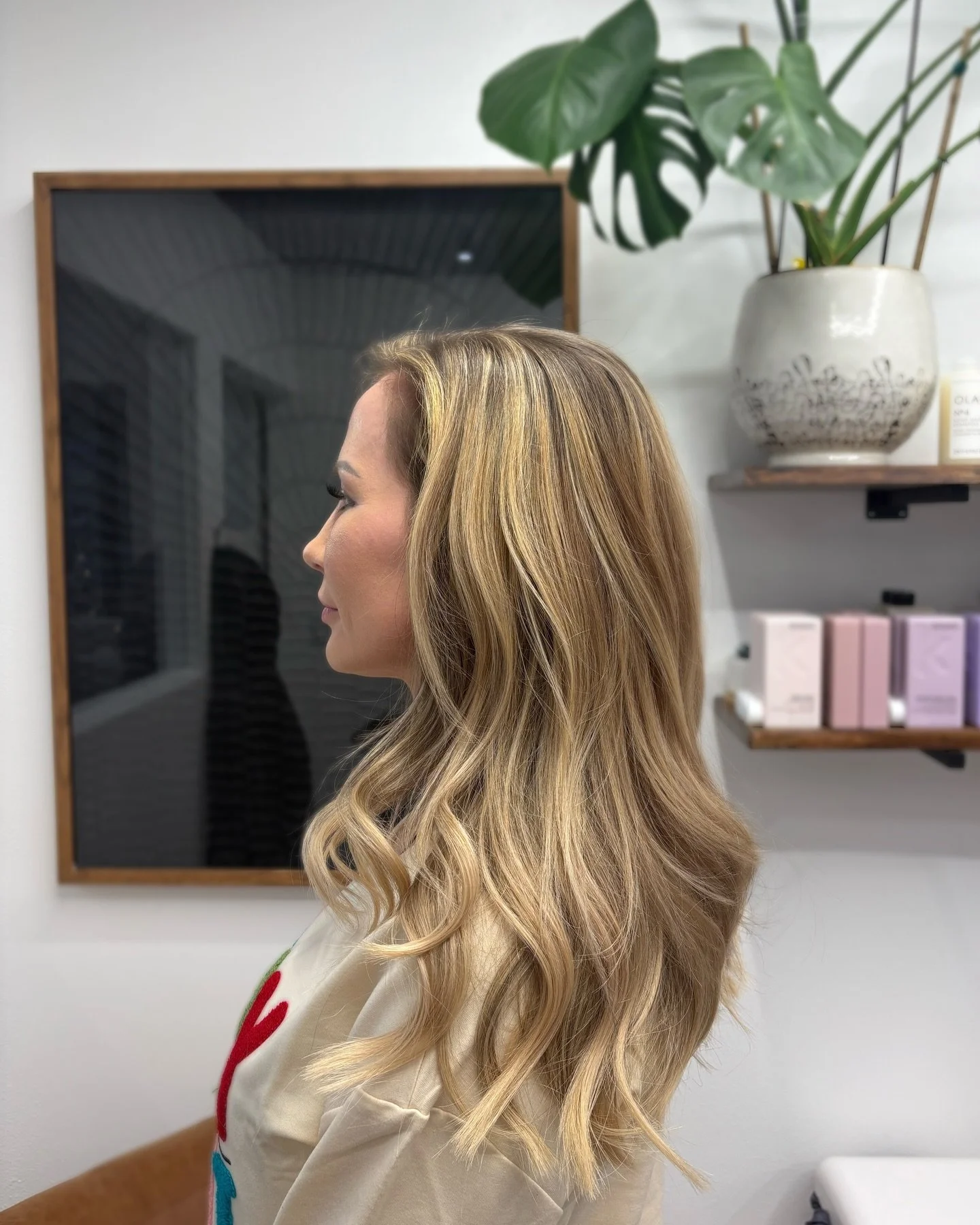 A seamless full extension install to elevate her natural beauty. The volume, the length&hellip; obsessed 🩶