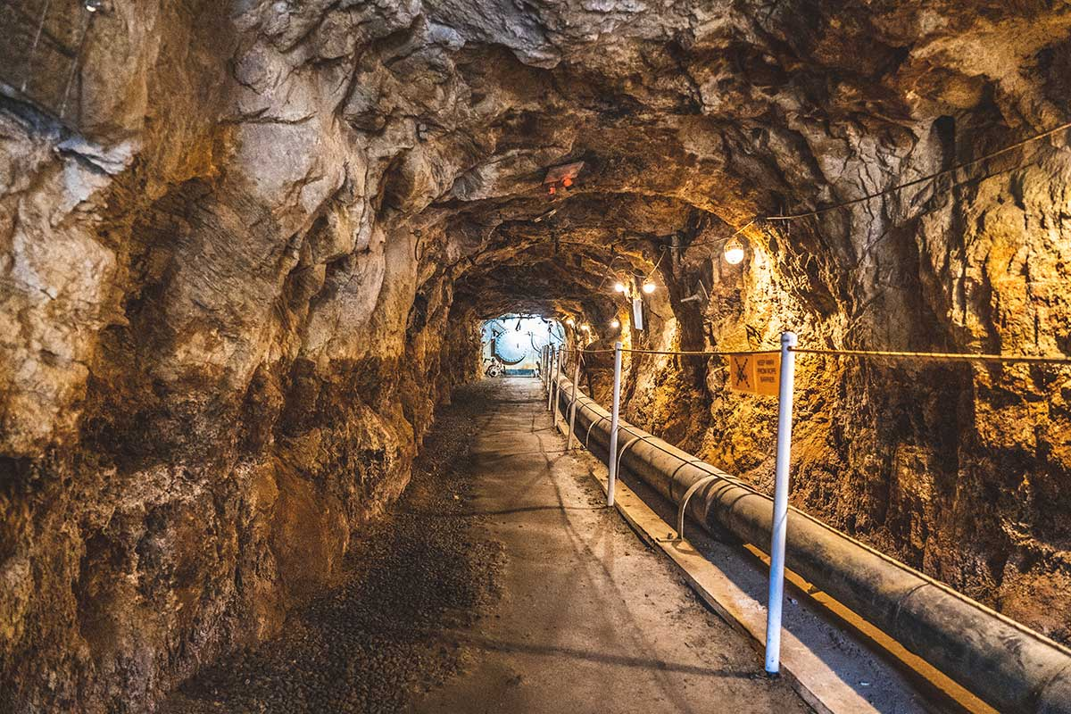 Túnel dentro de una mina con iluminación y vía de paso.