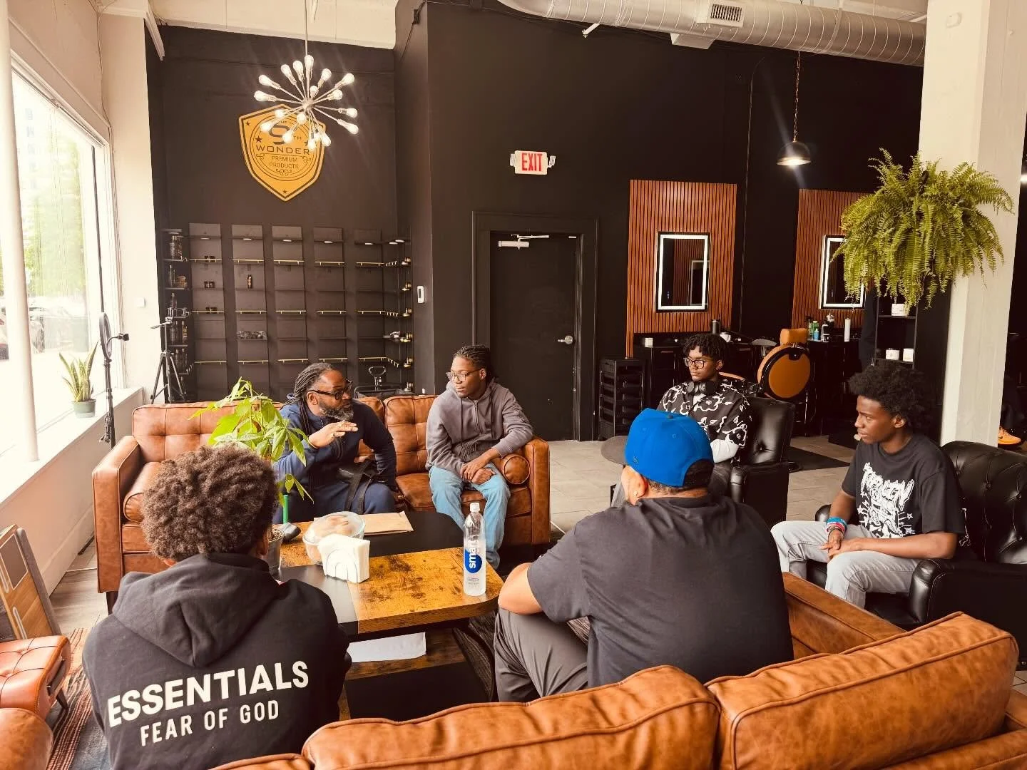 YMOD (Young Men of Distinction, @ymod_rva) pulled up to The Whole 9 for a powerful mental wellness session with Daryl Fraser, LCSW (@daryl_fraser_lcsw). Real conversations, safe space, and tools that go beyond the chair. 

This is what we&rsquo;re bu
