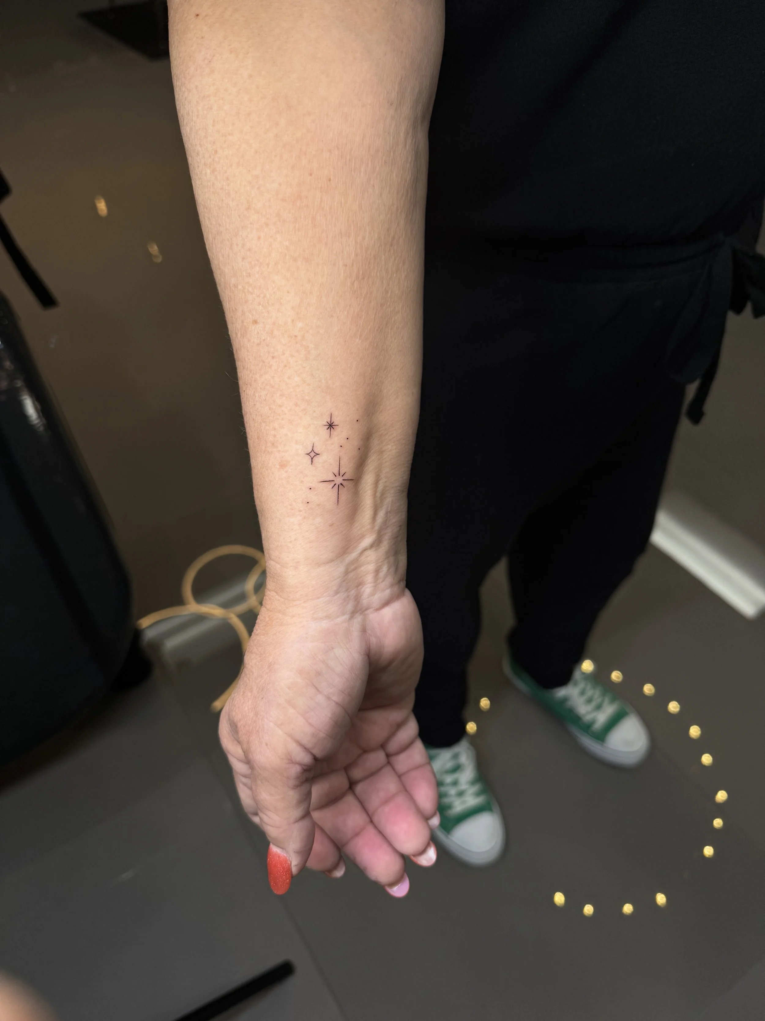 minimalist-star-cluster-fine-line-wrist-tattoo-inkmobster-jenssen-rodas.jpg.jpeg