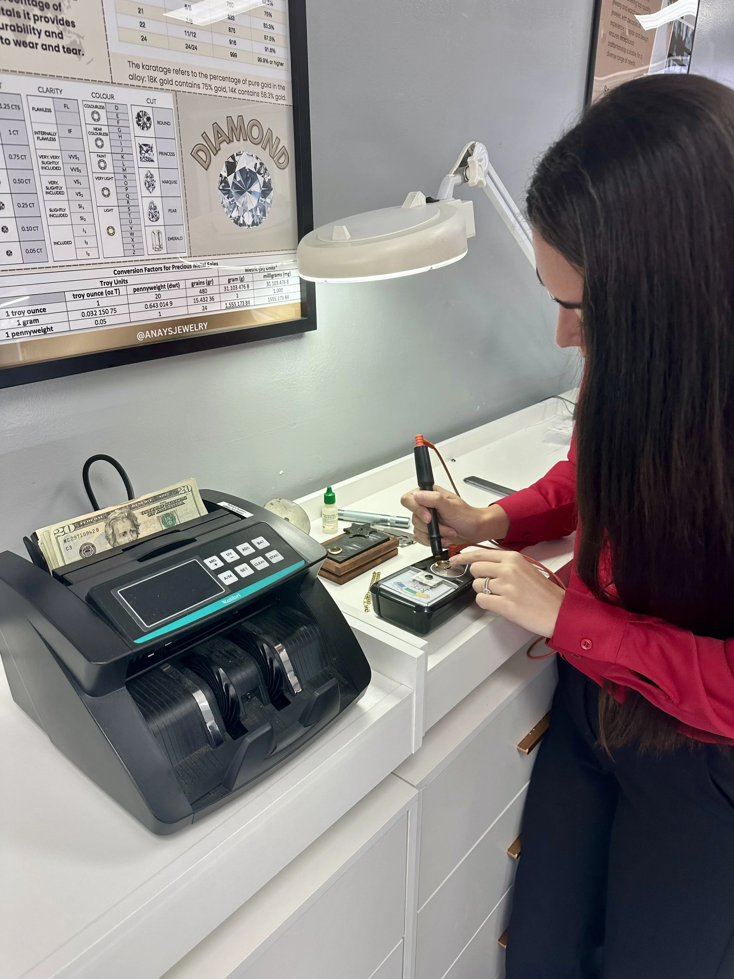 nelsa is testing gold for a pawn loan