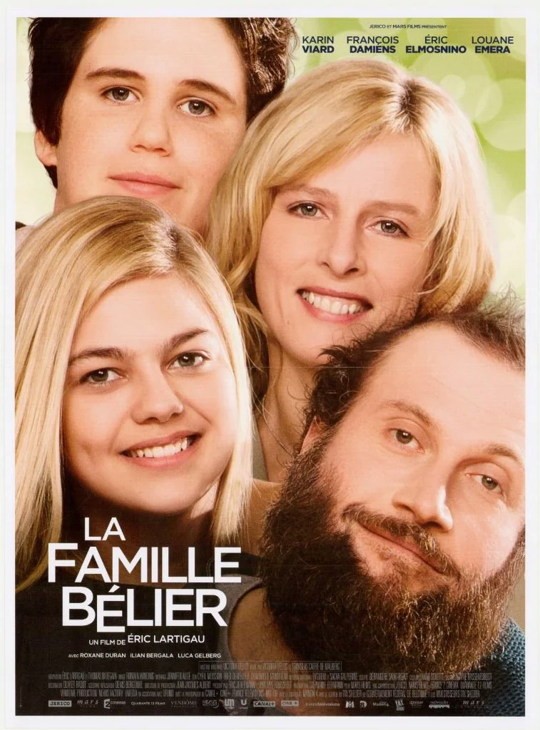 Affiche du film 'La famille Bélier' montrant deux femmes et deux jeunes hommes, tous souriants, avec nom et credits en haut et en bas.