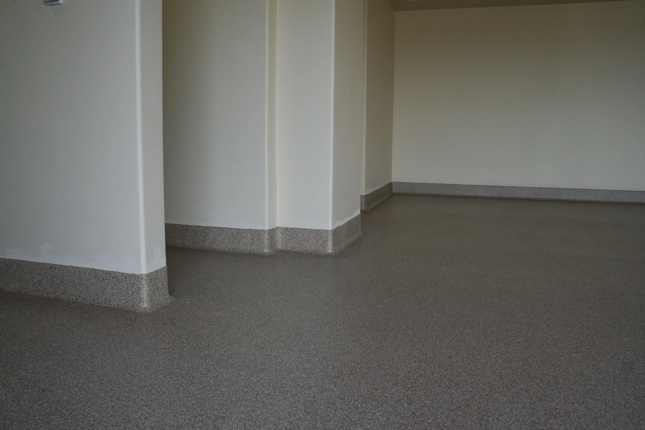 Cordillera Edwards Seamless Garage with Intgrated Covebase.JPG