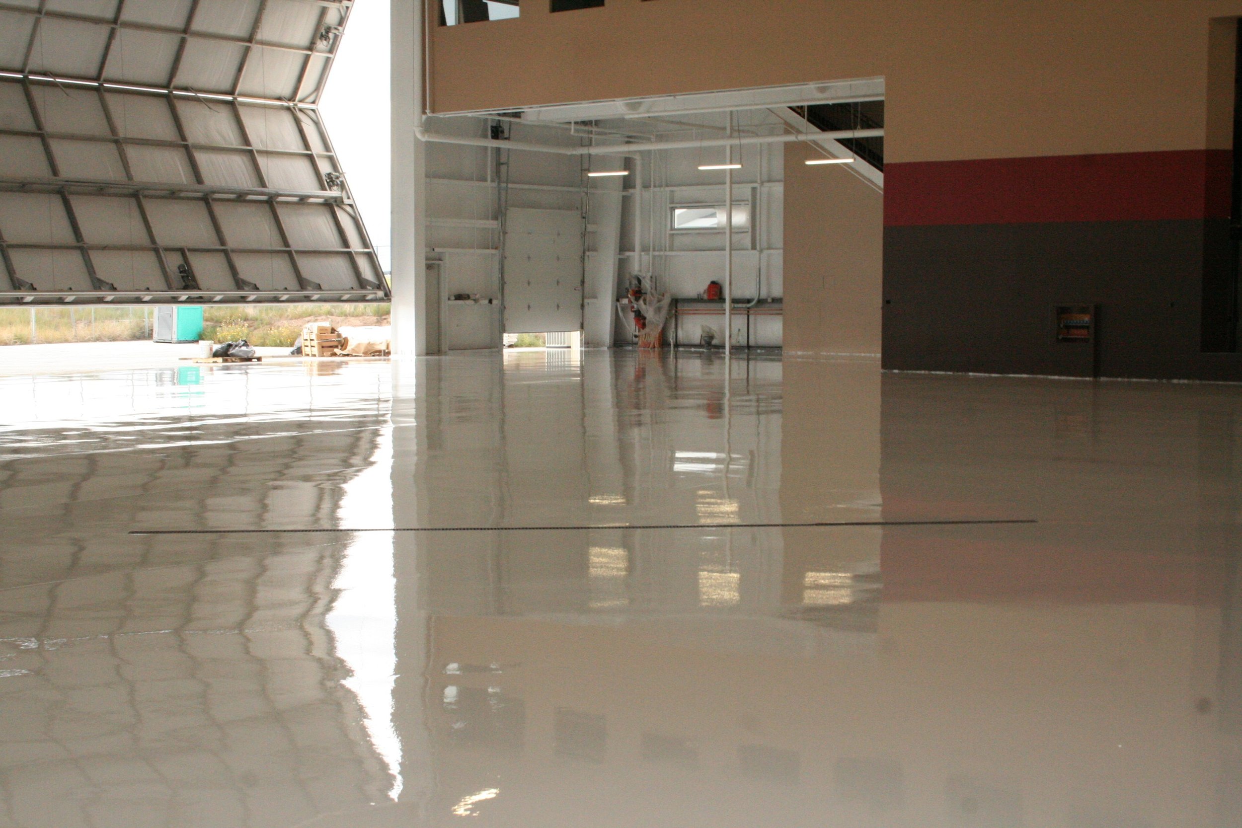 Hanger Aerospace Polyaspartic Floor White.jpg