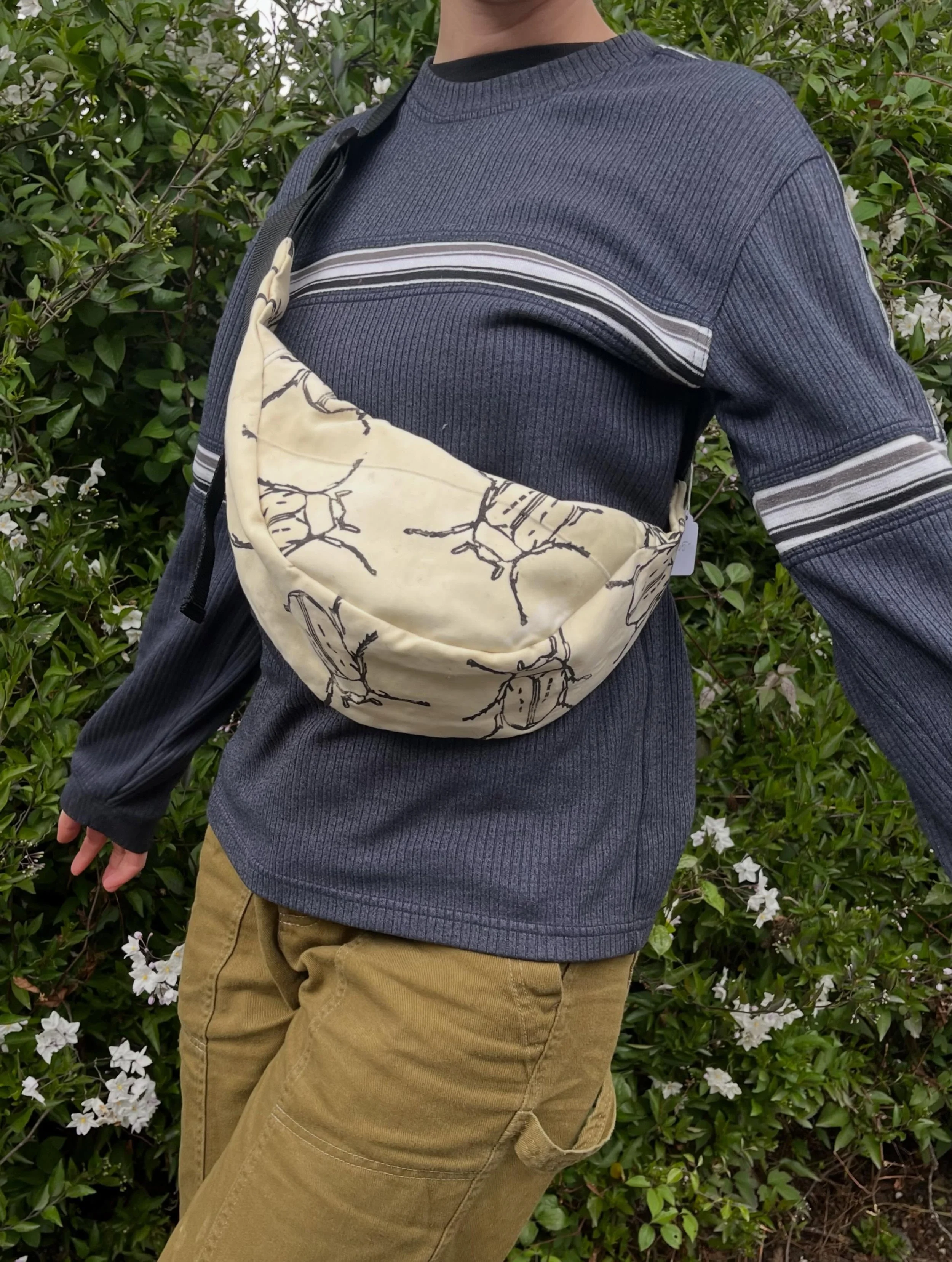 🪲 Robert- A Scrappy Sling dyed with dandelion then printed with beetles. 

Available @arcataoysterfest 6/13!