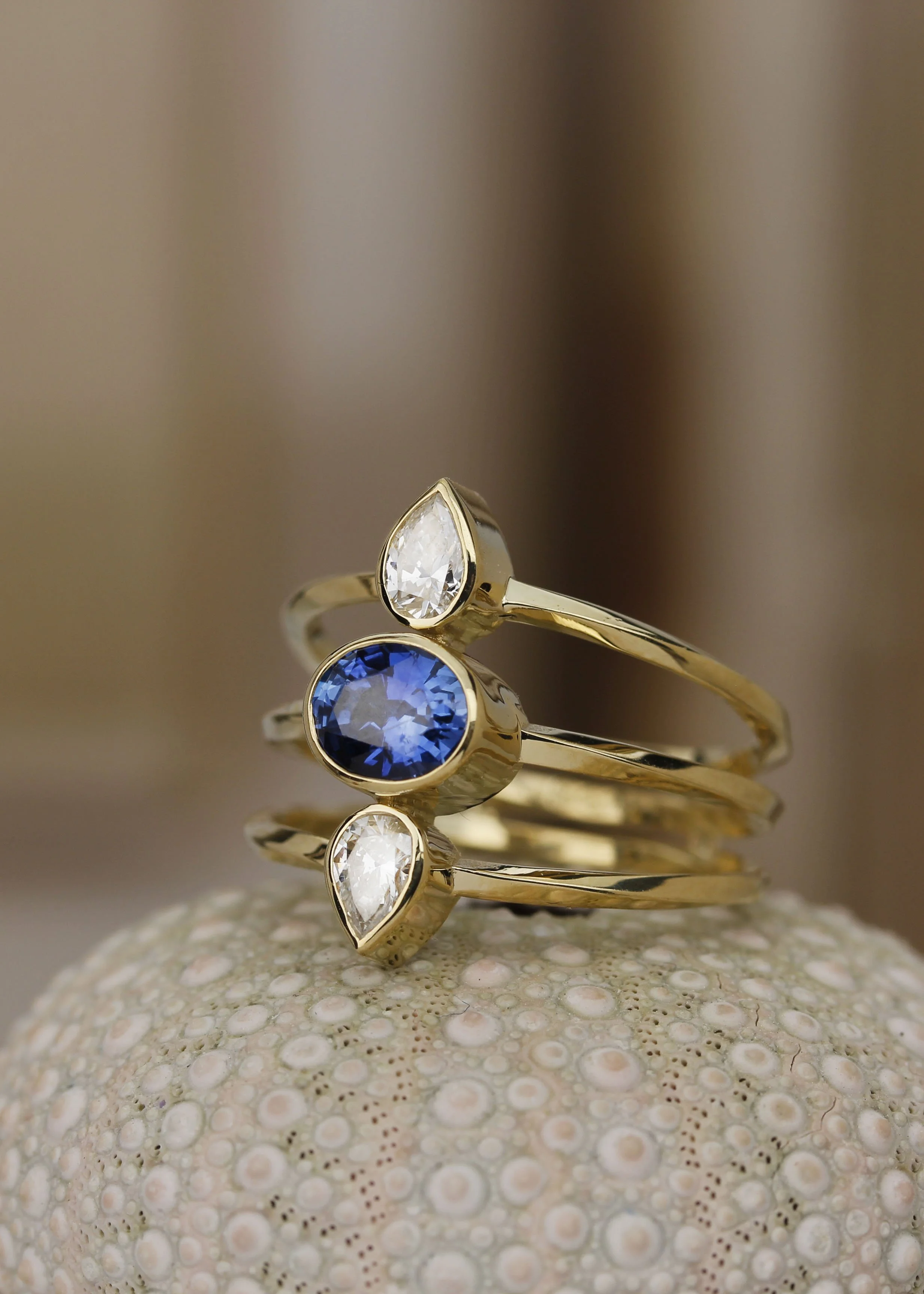 Twist_ring_triple_sapphire_dia_pear_oval_denovo.jpg