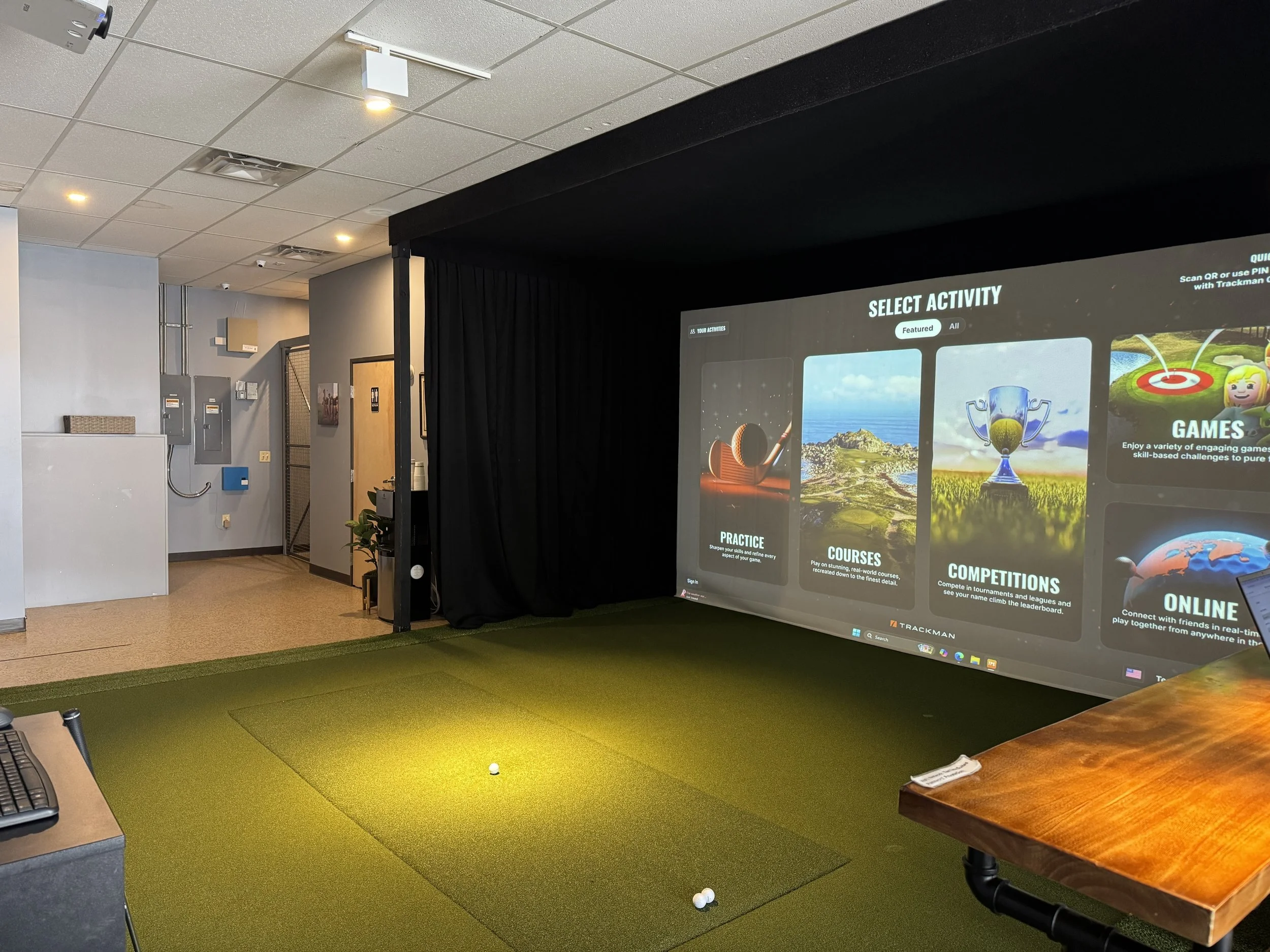 Indoor golf simulator with a trackman golf simulator.