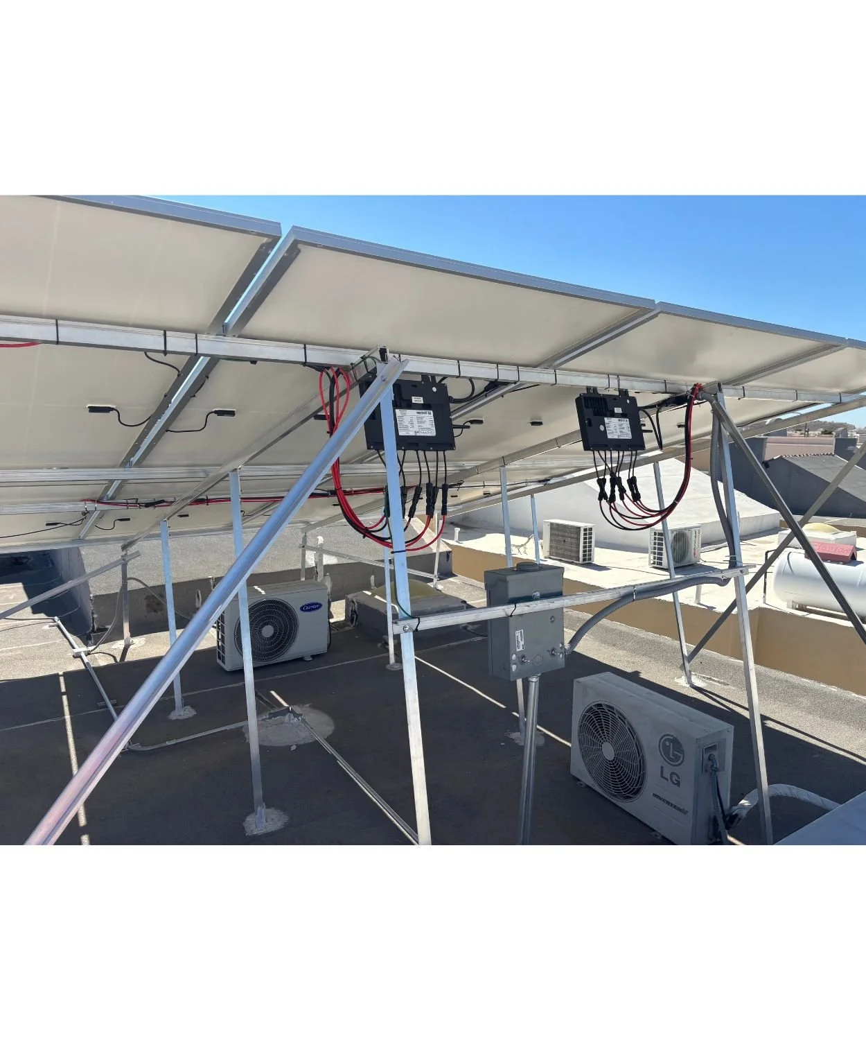 Estructura con modulos solares e inversores