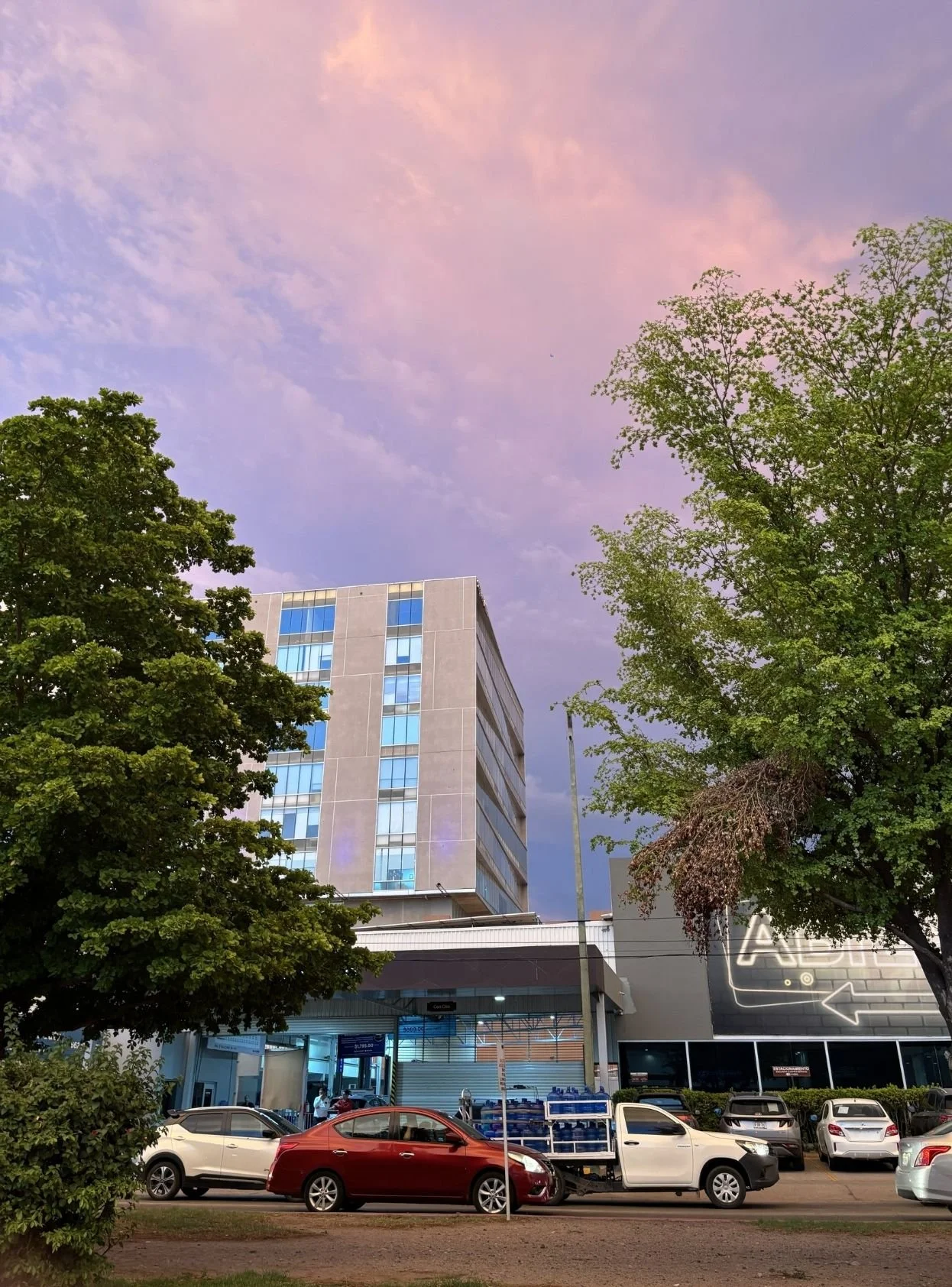 Tarde soleada en la ciudad de Hermosillo, se aprecia el cielo y sol