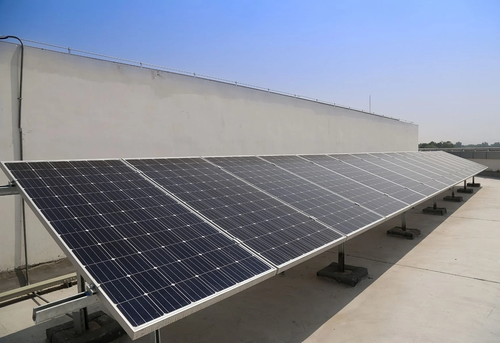Instalación de paneles solares en una casa