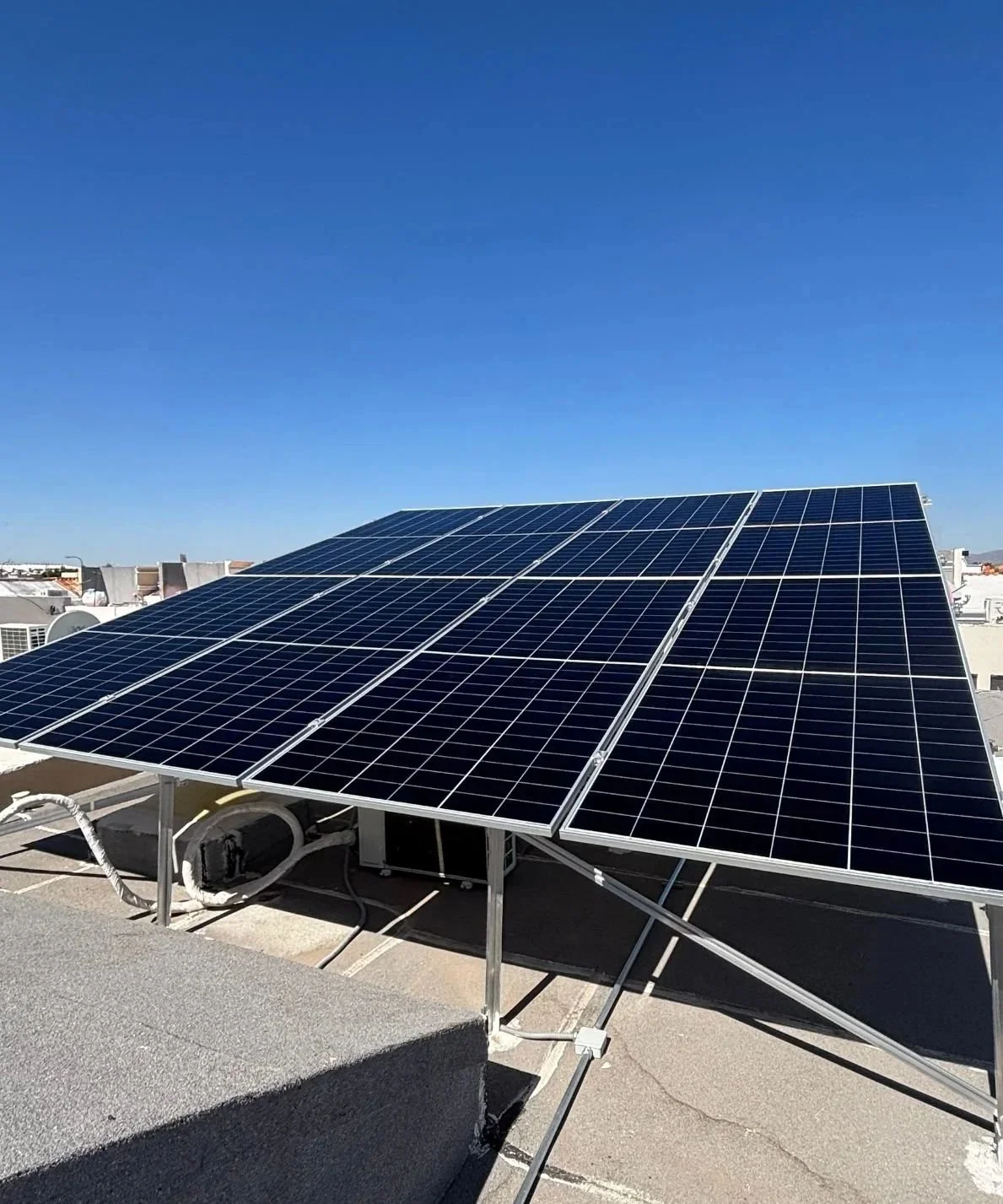 Estructura fotovoltaica en techo de residencia