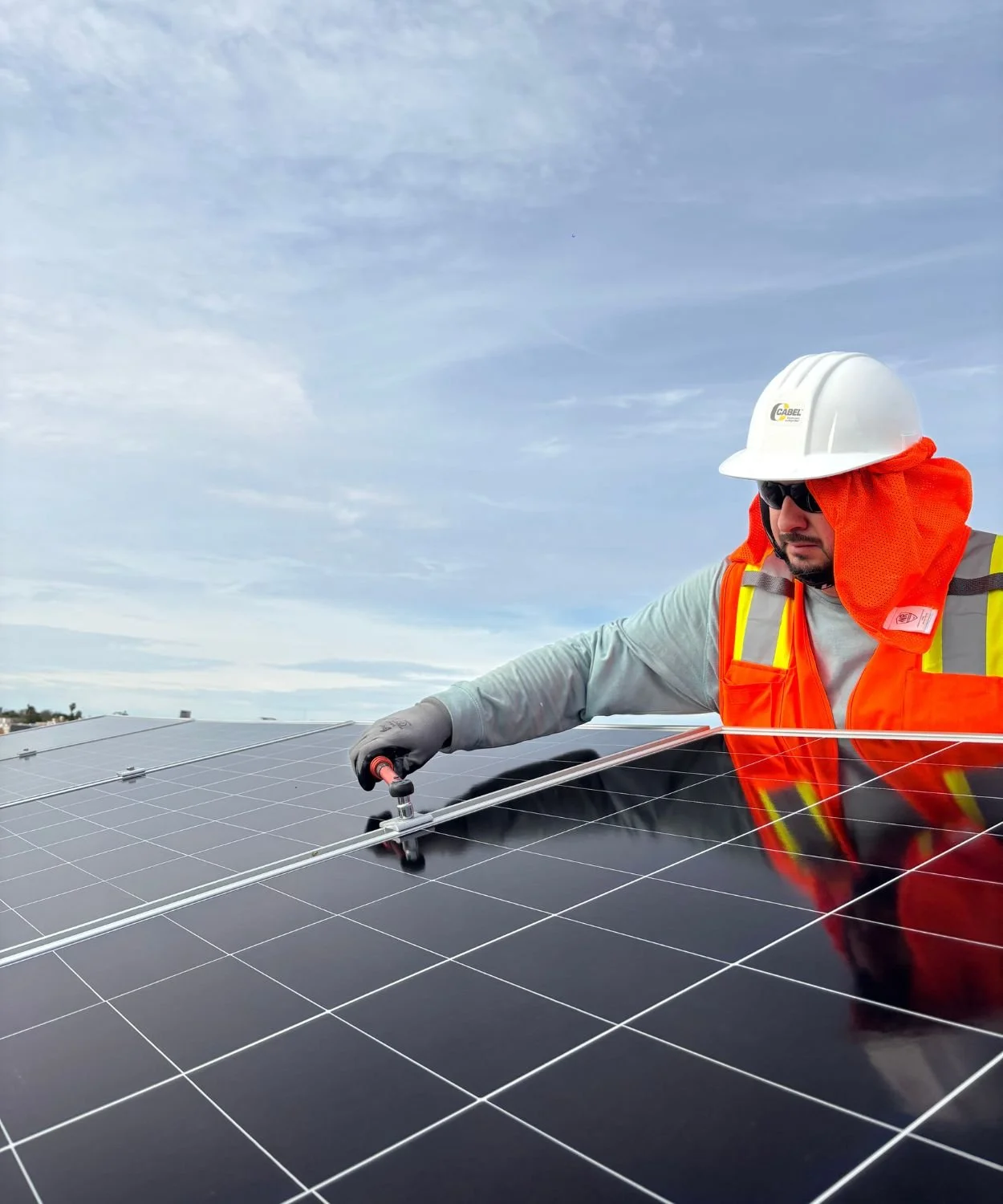Instalador solar verificando tornilleria en estructura fotovoltaica