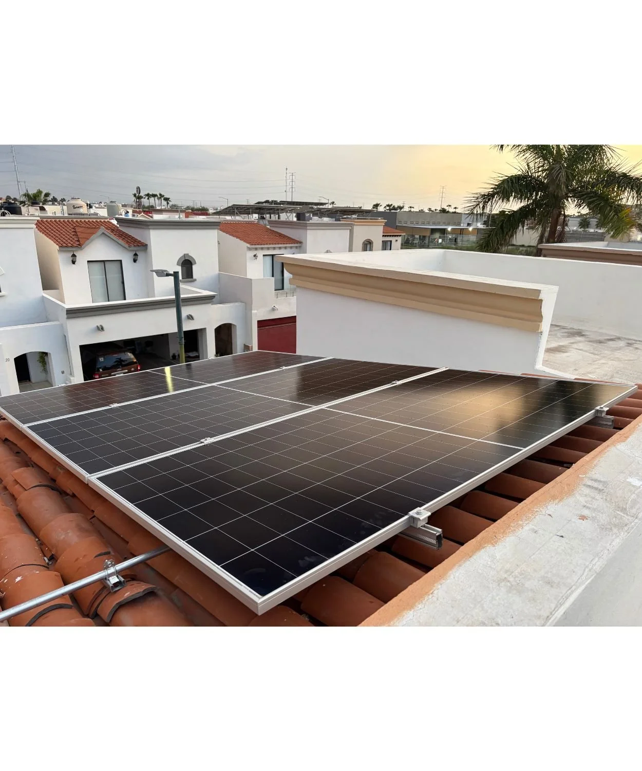Estructura fotovoltaica montada en tejas de residencia