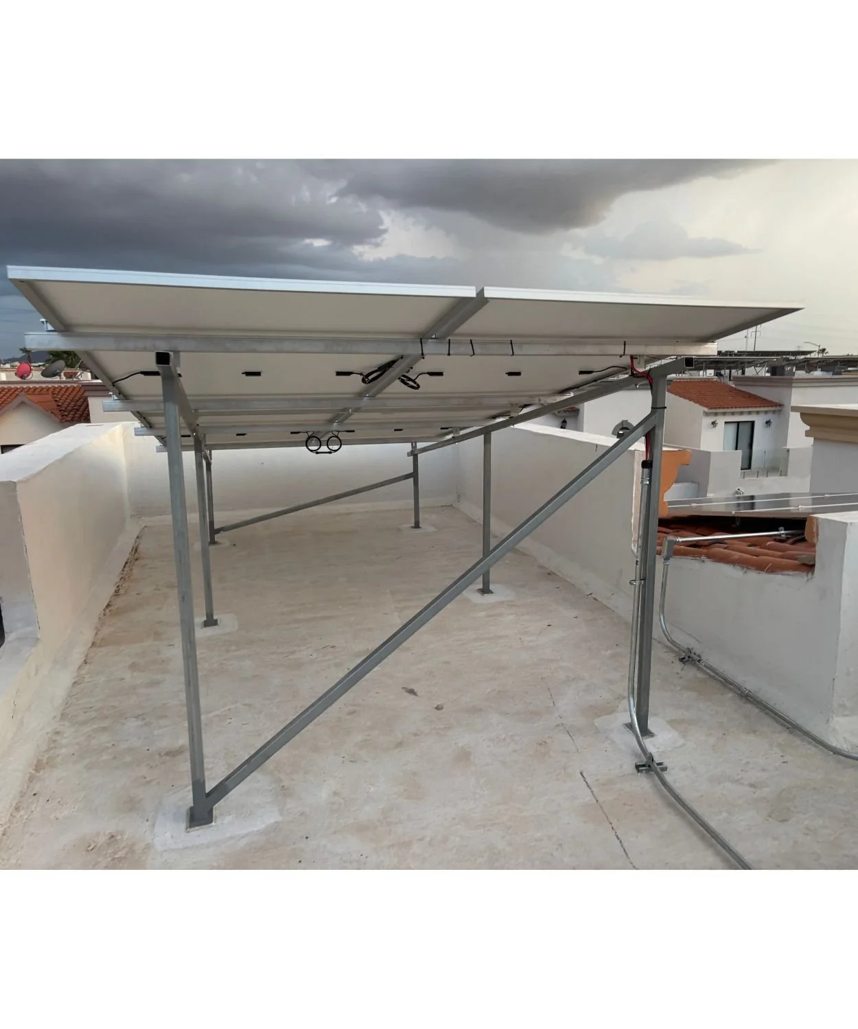 Estructura con panel solar vista trasera