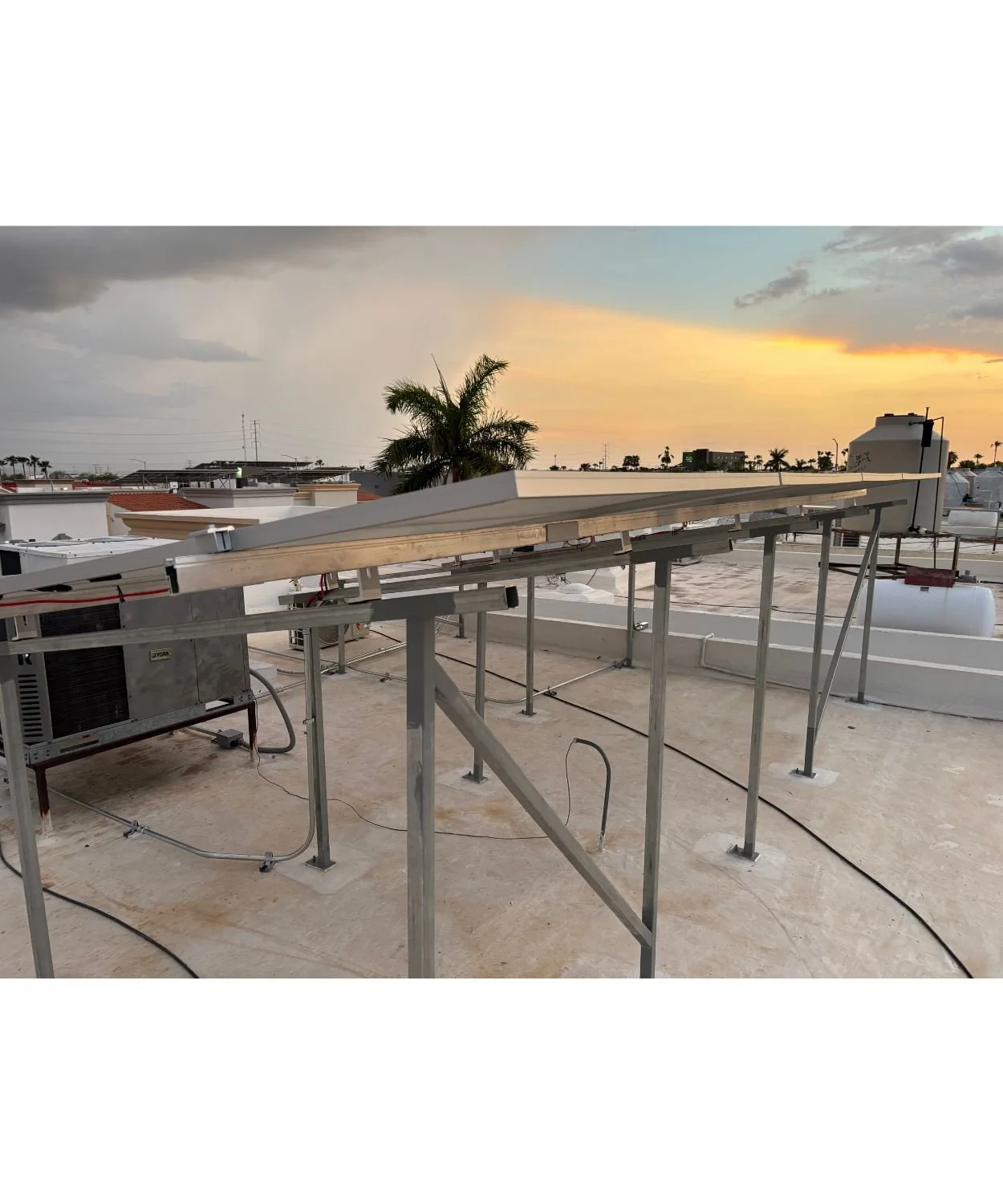 Estructura montada en techo con modulos solares generando