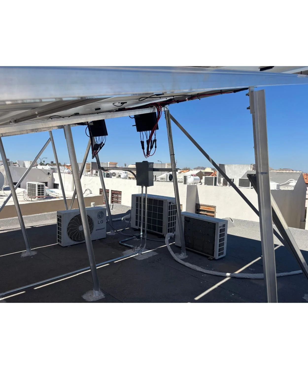 Montaje fotovoltaico en techo a altura ideal, micro inversores