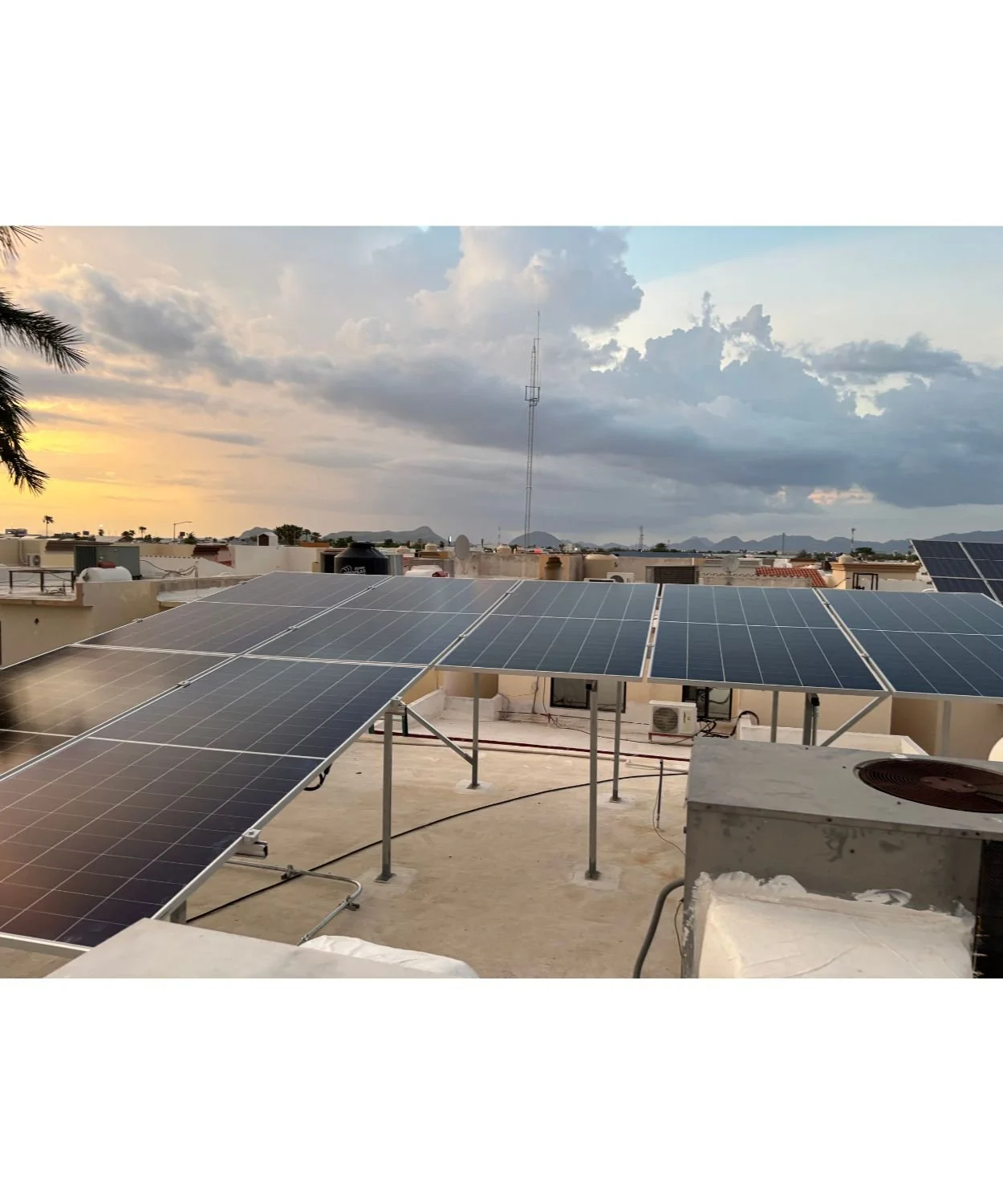 Sistema fotovoltaico generando energia al atardecer
