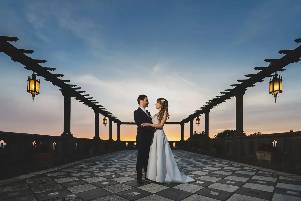 Ritratto degli sposi al tramonto sulla terrazza panoramica di Monte d'Oro, organizzazione eventi esclusivi MDM