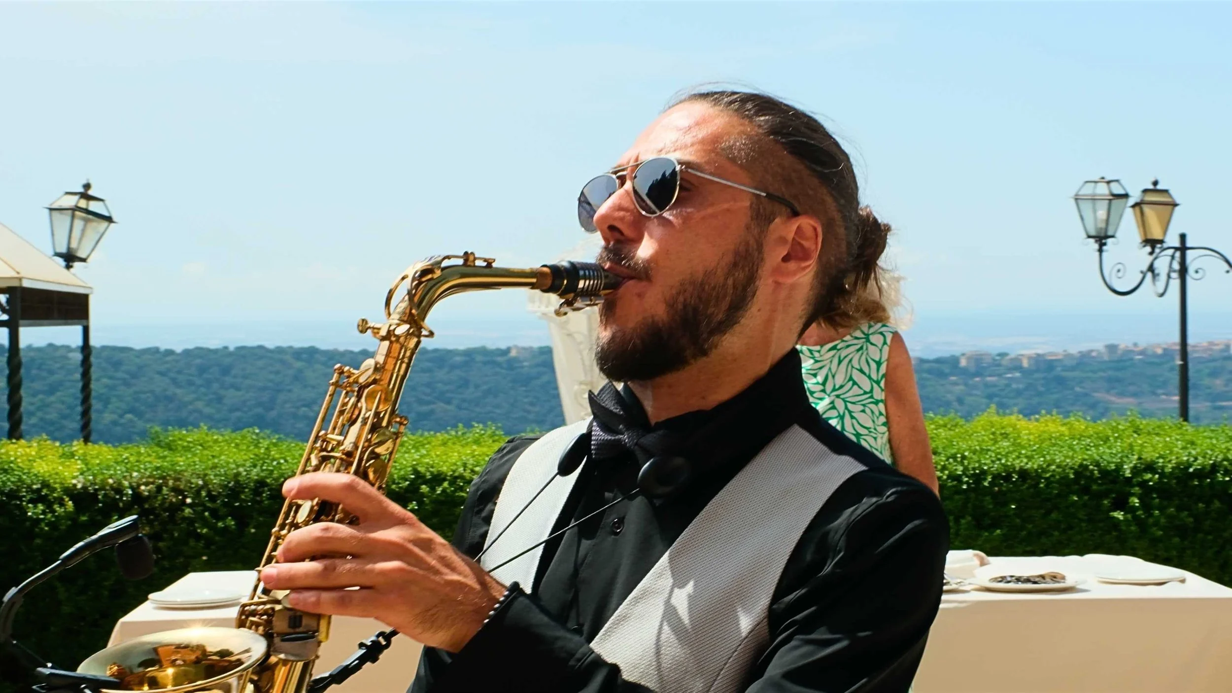 Performance di sassofono solista per aperitivo e ricevimento nuziale. Musica live elegante e raffinata per eventi a Roma con MDM Eventi.