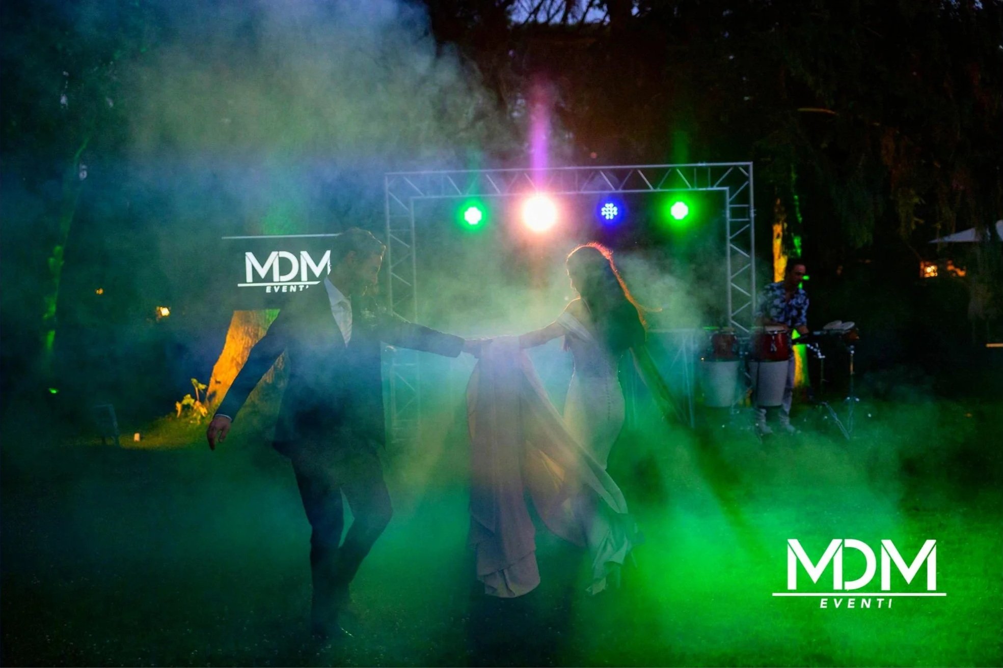 Primo ballo degli sposi con effetti speciali, fumo scenografico e logo MDM Eventi proiettato sullo sfondo
