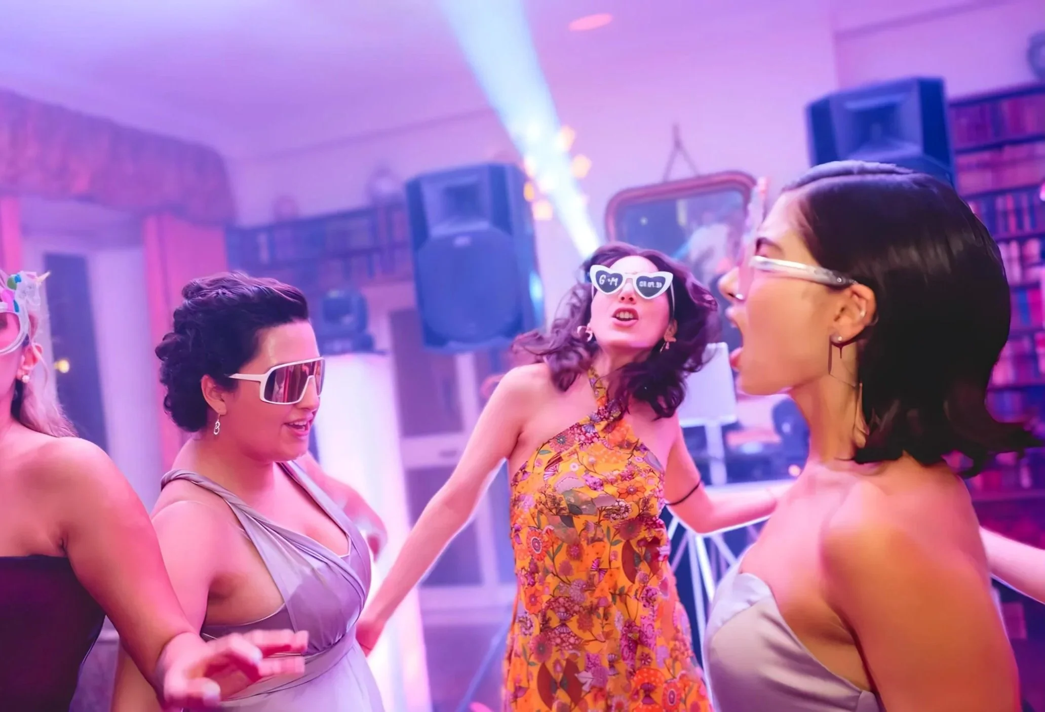 Animazione e DJ set per feste di compleanno e party privati a Roma. Ragazze che ballano durante un evento esclusivo organizzato da MDM Eventi