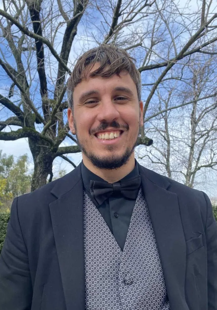 Mirko di MDM Eventi, esperto in pianificazione e gestione eventi, sorridente in abito elegante con papillon