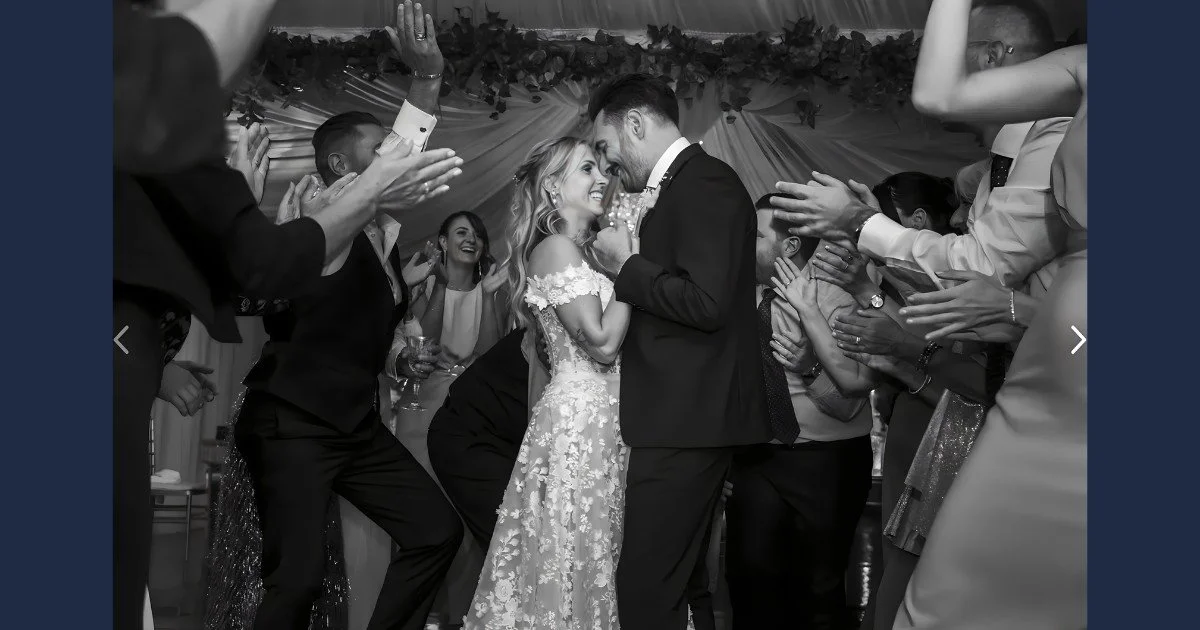 Sposi che ballano felici durante il ricevimento nuziale organizzato da MDM Eventi, circondati dal calore degli invitati
