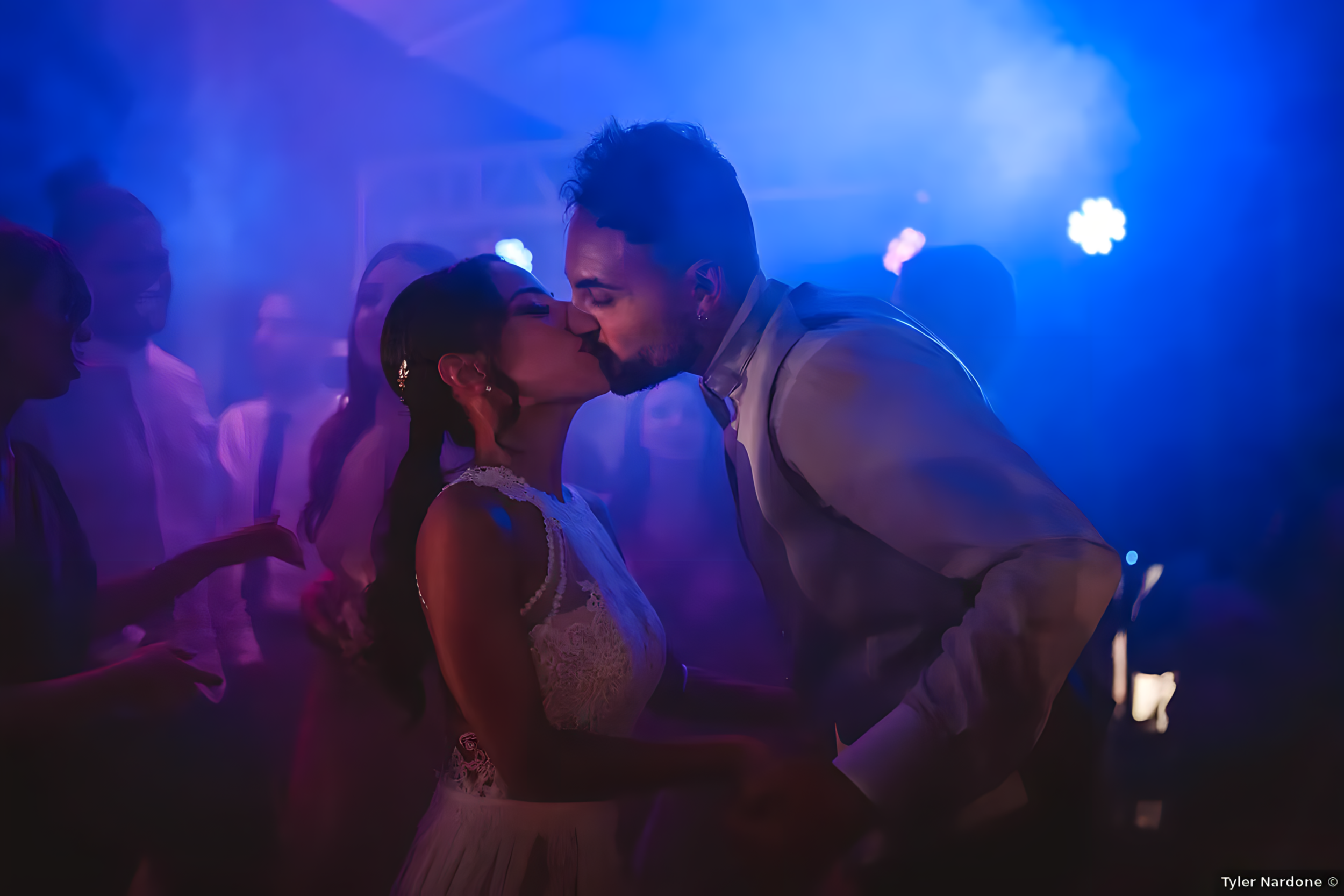 Il bacio degli sposi sulla pista da ballo durante il ricevimento. Atmosfera romantica e DJ set per il primo ballo curato da MDM Eventi a Roma