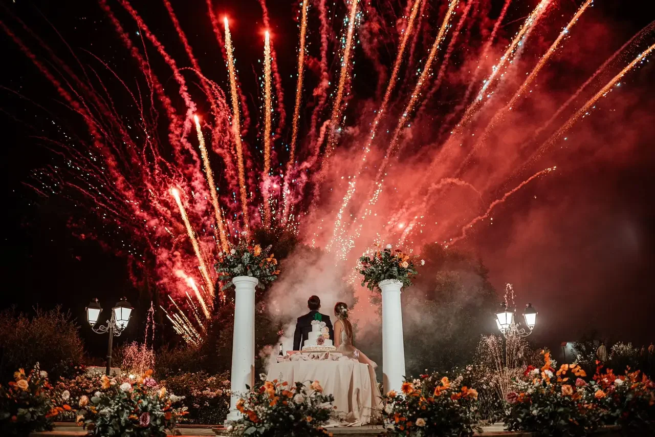 Taglio della torta nuziale a Villa dei Consoli con spettacolare show di fuochi d'artificio e fontane luminose