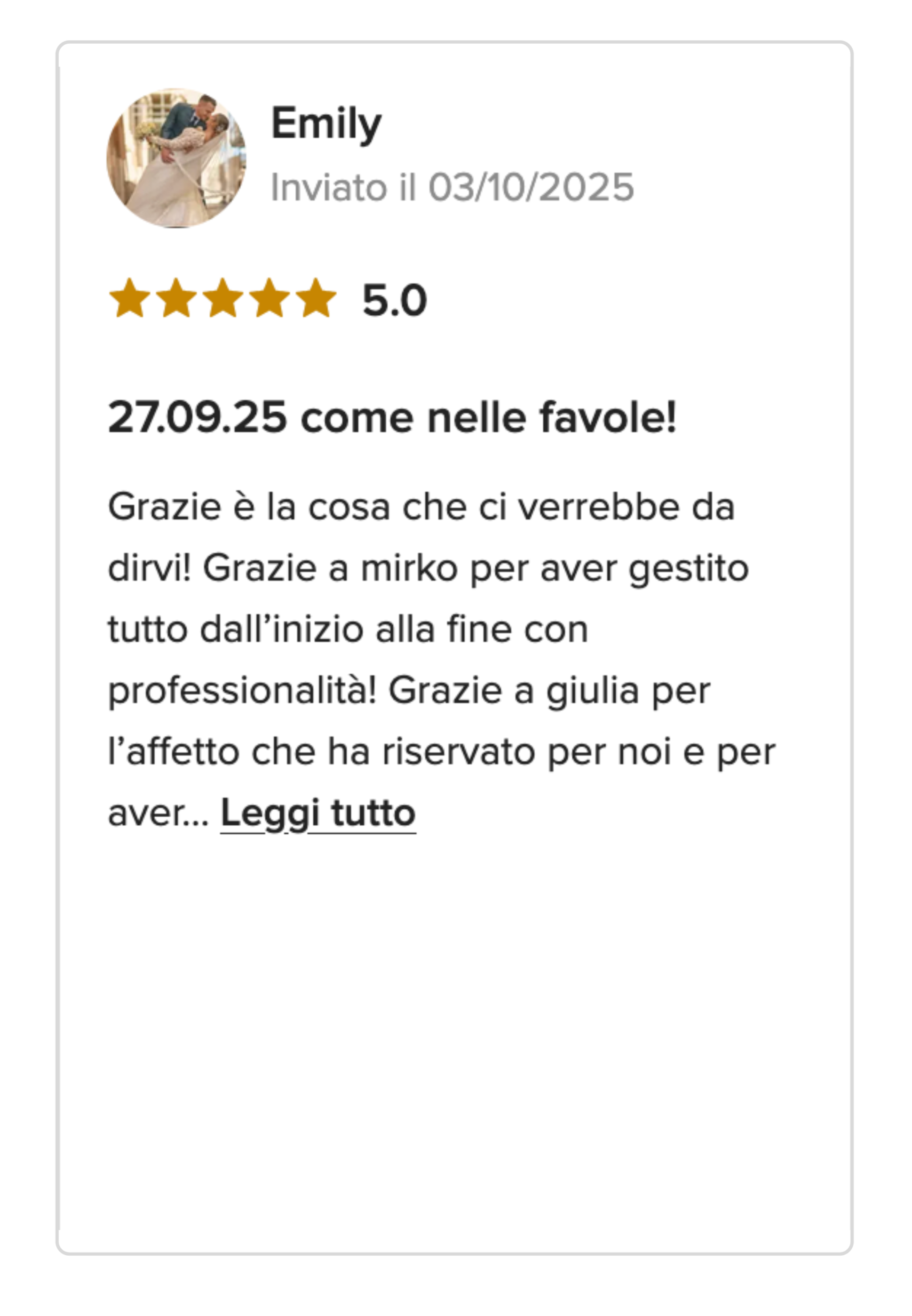 Screenshot di una recensione a 5 stelle di una cliente soddisfatta che loda la professionalità di Mirko e Giulia per l'organizzazione del suo matrimonio