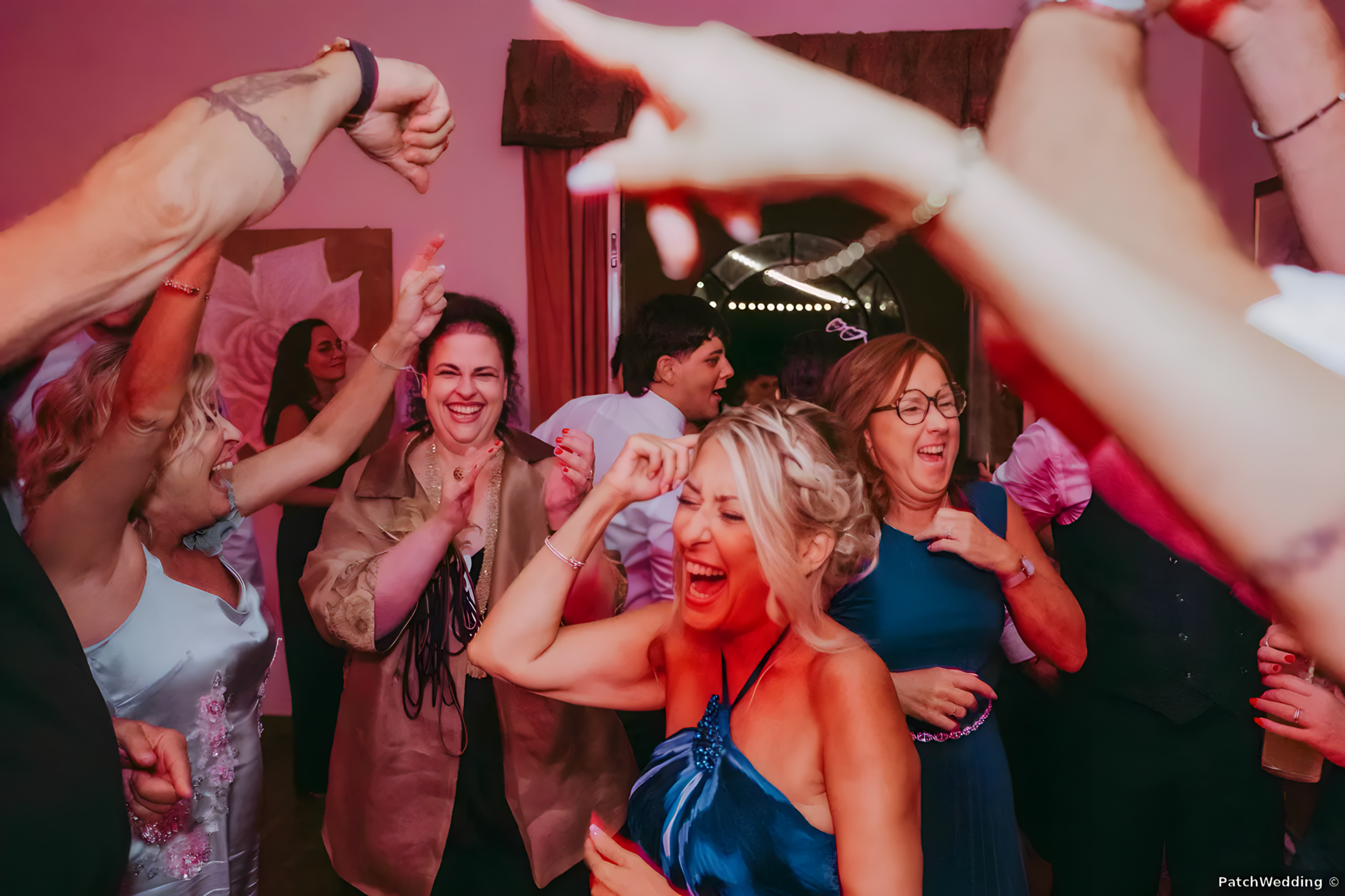 Invitati che ballano e si divertono durante un party esclusivo a Roma. Atmosfera energica, sorrisi e musica coinvolgente con l'animazione di MDM Eventi.