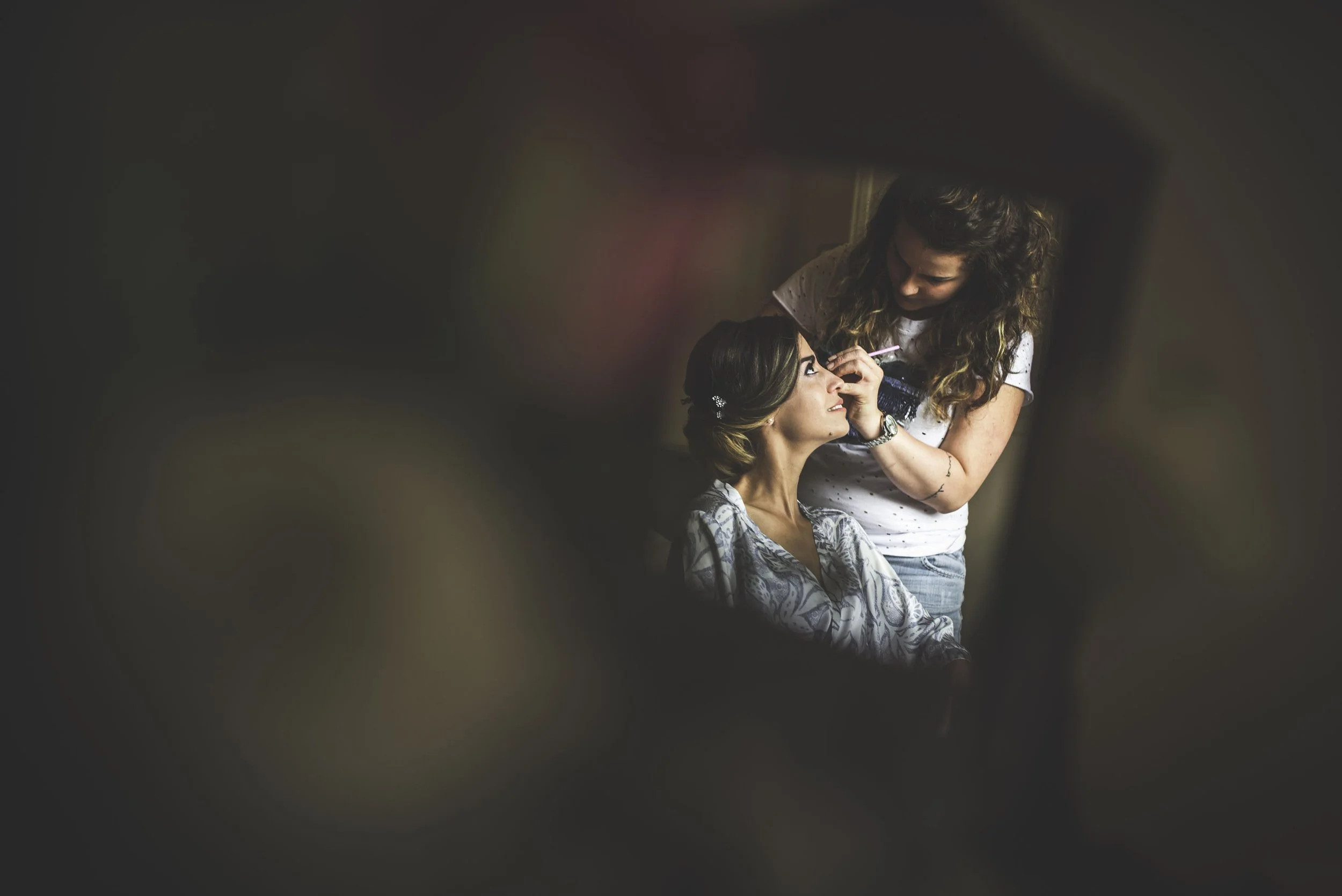 Momento di trucco e vestizione durante la preparazione degli sposi, fase iniziale del reportage fotografico di matrimonio.