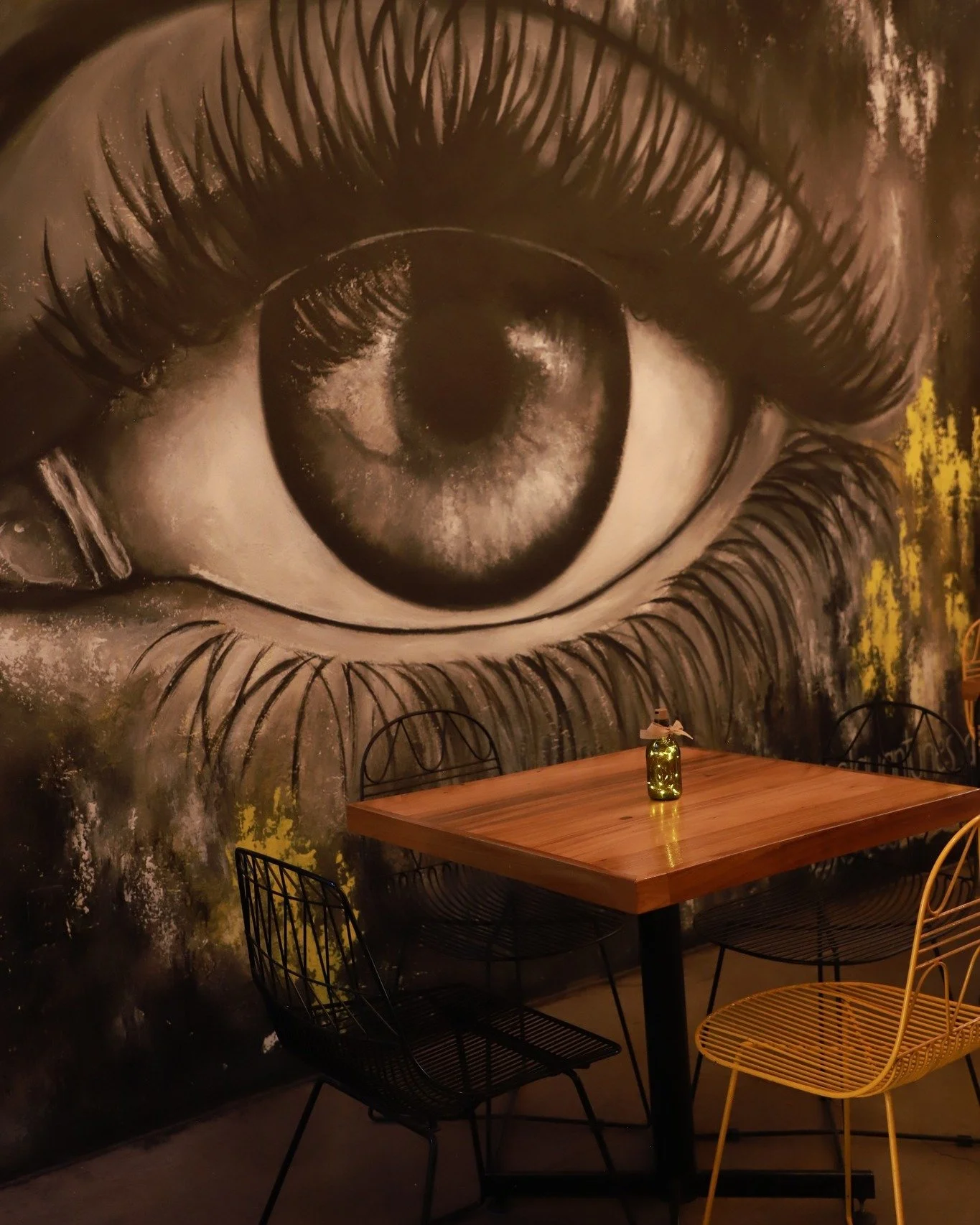 Tu caf&eacute; favorito sabe mejor en esta mesa ✨